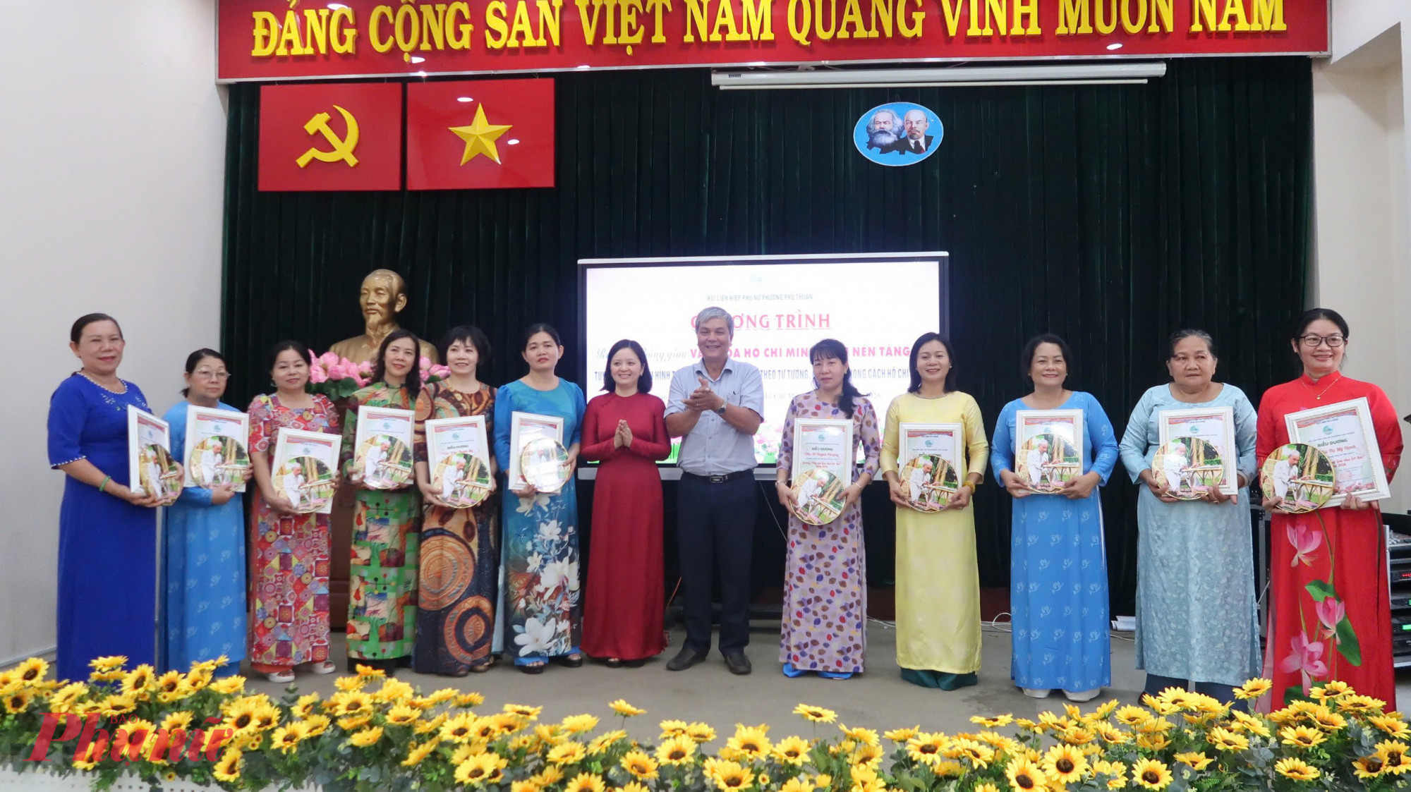 Lãnh đạo phường Phú Thuận tuyên dương các cá nhân, tập thể có thành tích xuất sắc trong học tập và làm theo tư tưởng, đạo đức, phong cách Hồ Chí Minh.