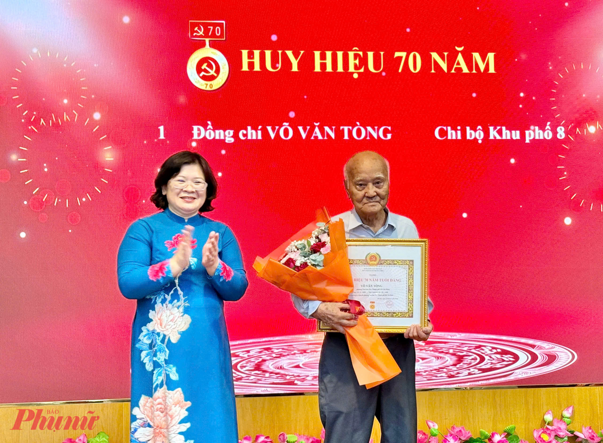 Bà Văn Thị Bạch Tuyết - Phó bí thư Thành ủy TPHCM - trao Huy hiệu 70 năm tuổi Đảng cho đảng viên Võ Văn Tòng - Chi bộ khu phố 8 - Ảnh: Thanh Tâm