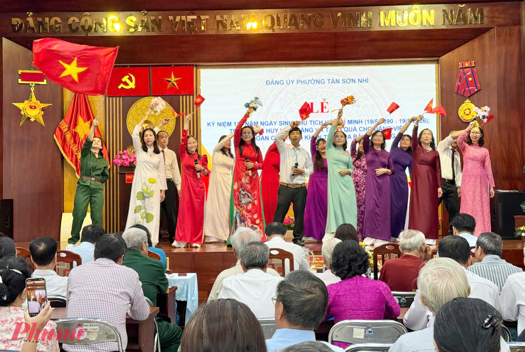 Đảng ủy phường Tân Sơn Nhì (TPHCM) tổ chức lễ kỷ niệm 136 năm Ngày sinh Chủ tịch Hồ Chí Minh (19/5/1890 - 19/5/2026), kết hợp trao Huy hiệu Đảng và tặng quà cho các đảng viên có hoàn cảnh khó khăn trên địa bàn - Ảnh: Thanh Tâm
