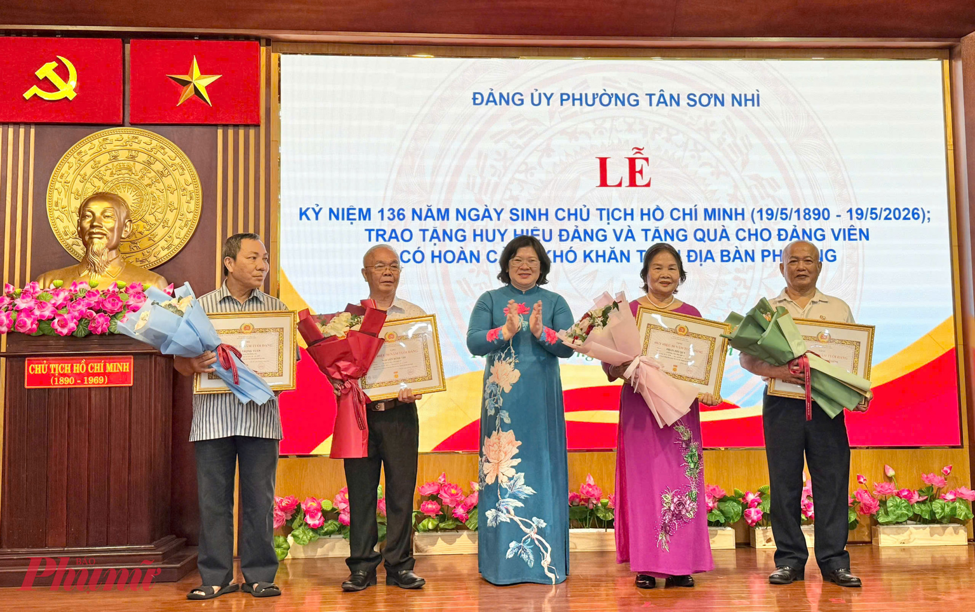 Bà Văn Thị Bạch Tuyết  chúc mừng các đảng viên nhận Huy hiệu Đảng dịp 19/5 tại phường Tân Sơn Nhì - Ảnh: Thanh Tâm