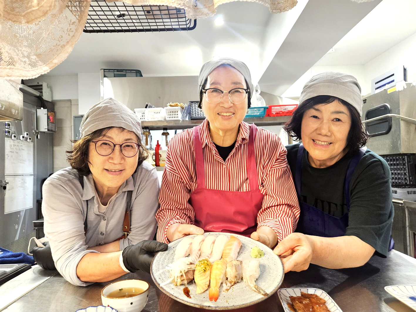 Các nhân viên lớn tuổi làm việc tại nhà hàng Sushi Eun ở Ulsan, Hàn Quốc - Nguồn ảnh: JoongAng Ilbo