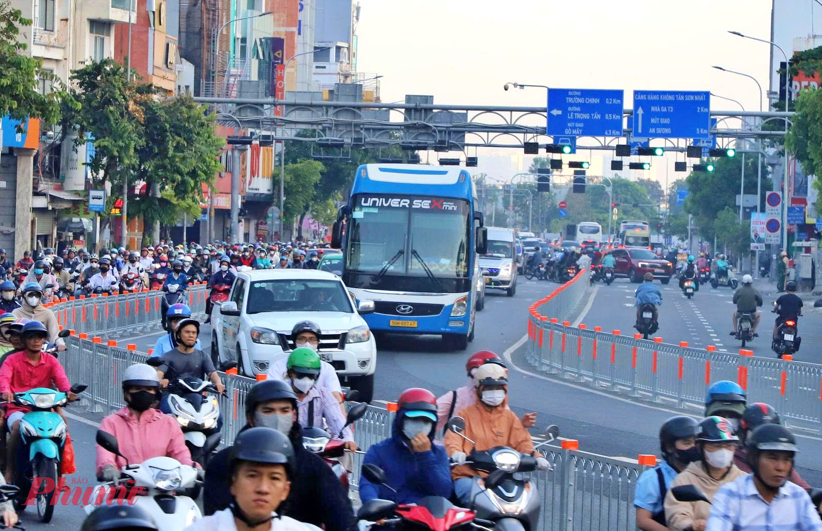 Xe khách trên 29 chỗ di chuyển trên đường Cộng Hòa vào sáng 14/5 - Ảnh: Nguyễn Văn