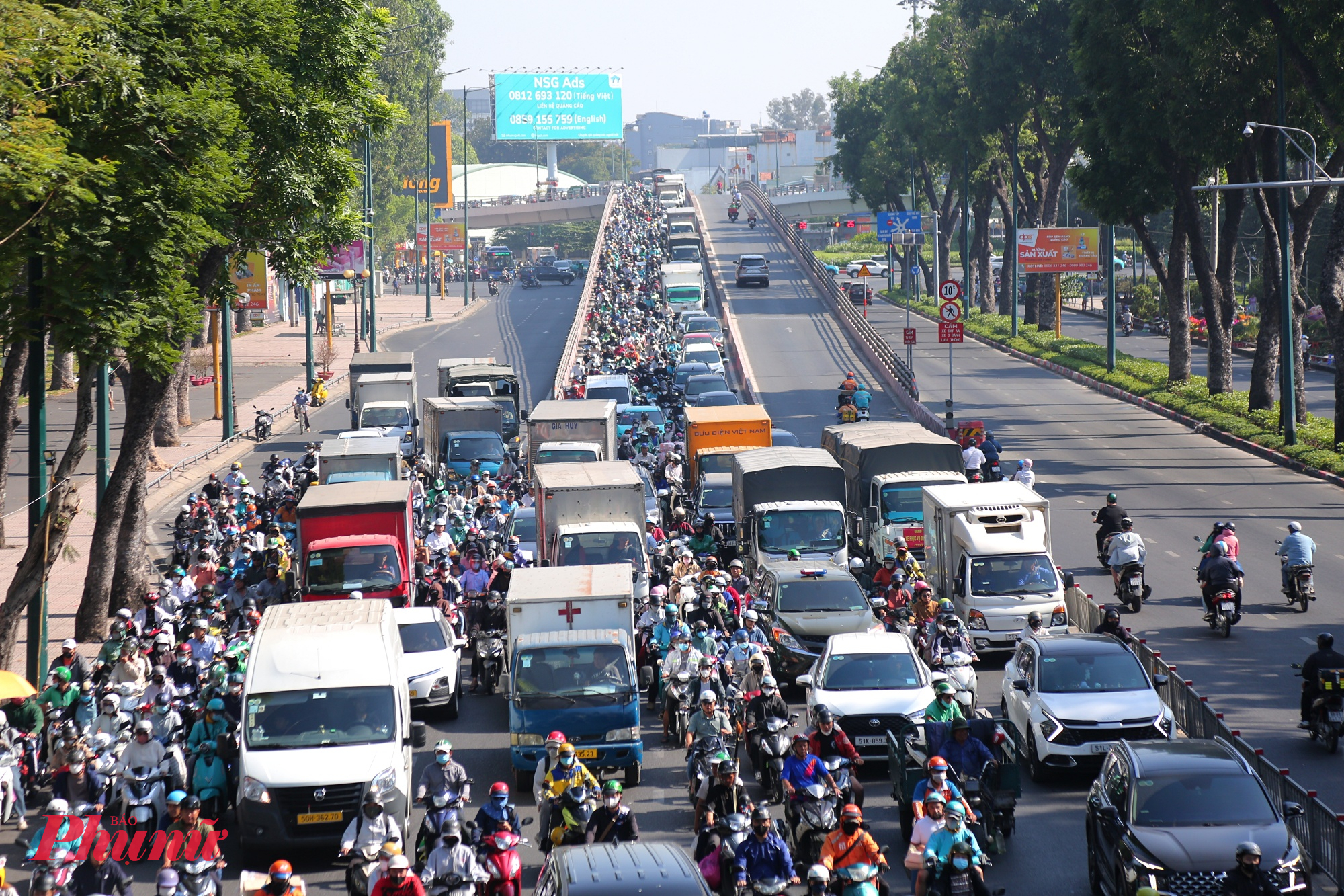 Các loại xe tại di chuyển trên đường Hoàng Minh Giám để vào nội đô - Ảnh: Nguyễn Văn