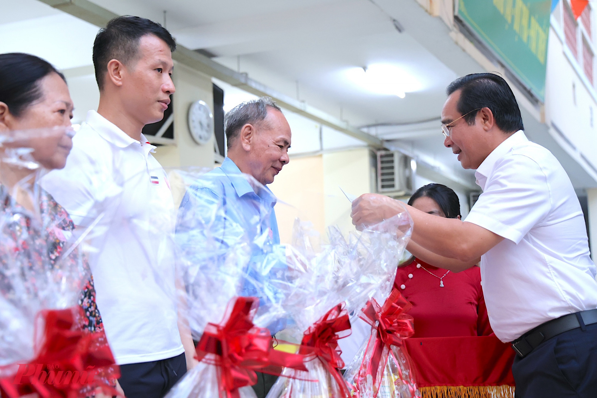 Chủ tịch UBND TPHCM Nguyễn Văn Được tặng quà cho người dân phường Bến Thành - Ảnh: T.T