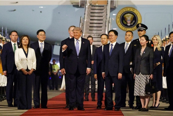 Trung Quốc phát tín hiệu gì qua cách đón tiếp Tổng thống Trump tại sân bay? Tổng thống Donald Trump (giữa) được Phó Chủ tịch Trung Quốc Hàn Chính đón tiếp ngày 13/5 tại sân bay ở Bắc Kinh, Trung Quốc. Ảnh: Getty Images