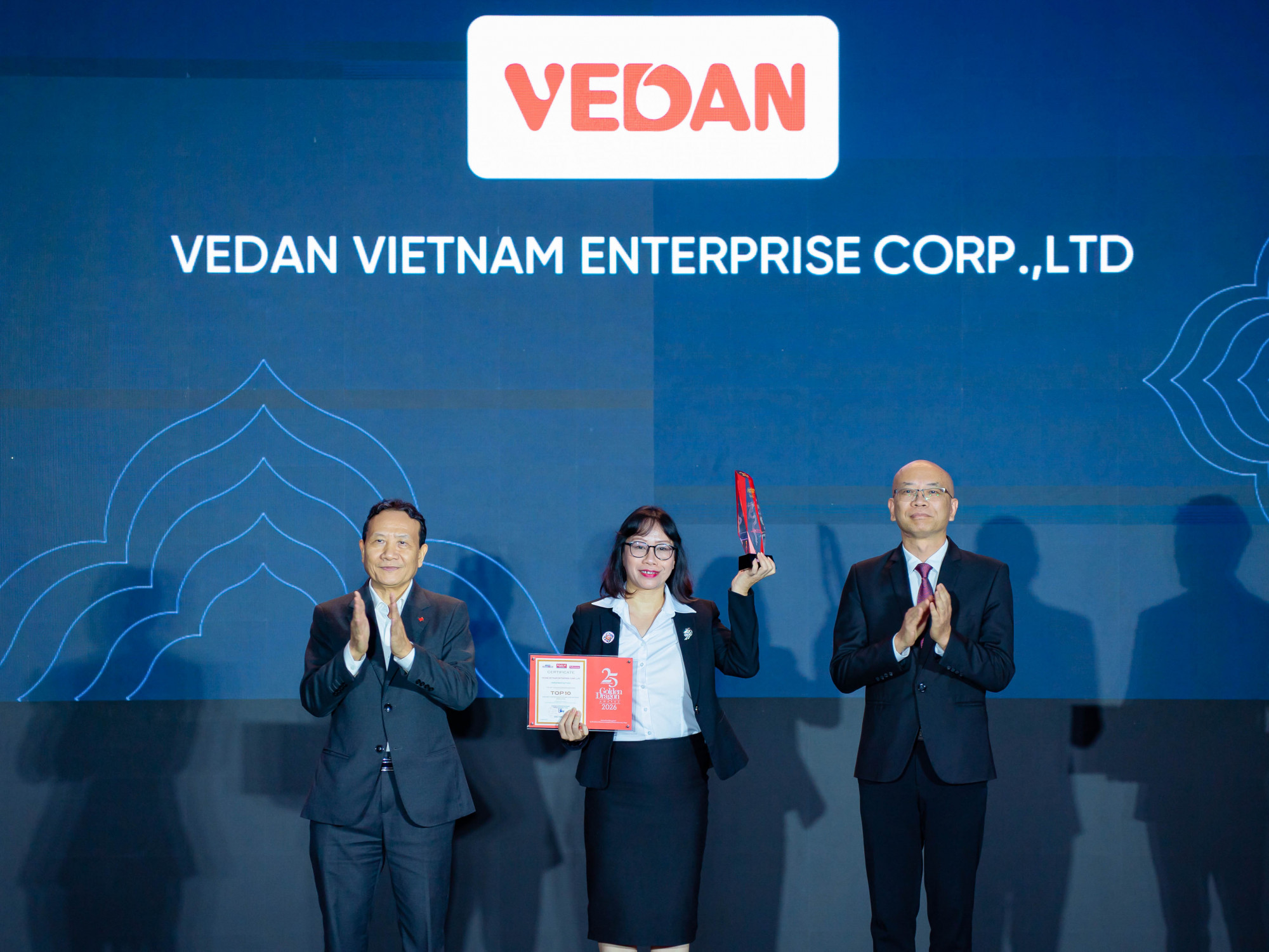 Bà Hà Thị Hòa Bình - Phó giám đốc Vedan Việt Nam, đại diện doanh nghiệp nhận giải thưởng Rồng Vàng - Ảnh: Vedan Việt Nam