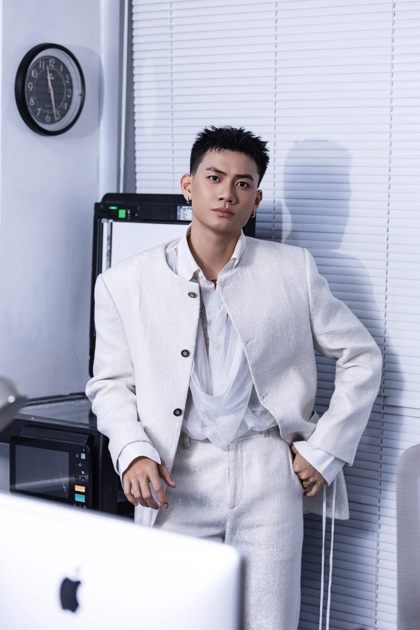 Minh Đức sở hữu gương mặt góc cạnh, vẻ ngoài điển trai, nam tính.