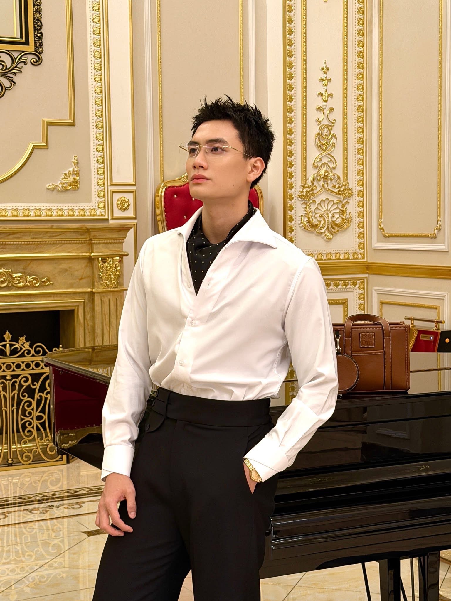 Nguyễn Minh Đức (SBD 025) cũng là một trong những thí sinh nhận được sự quan tâm từ khán giả. Là phóng viên đang công tác trong lĩnh vực báo chí - truyền thông, Minh Đức mang đến hình ảnh lịch lãm, tri thức và điềm đạm. 