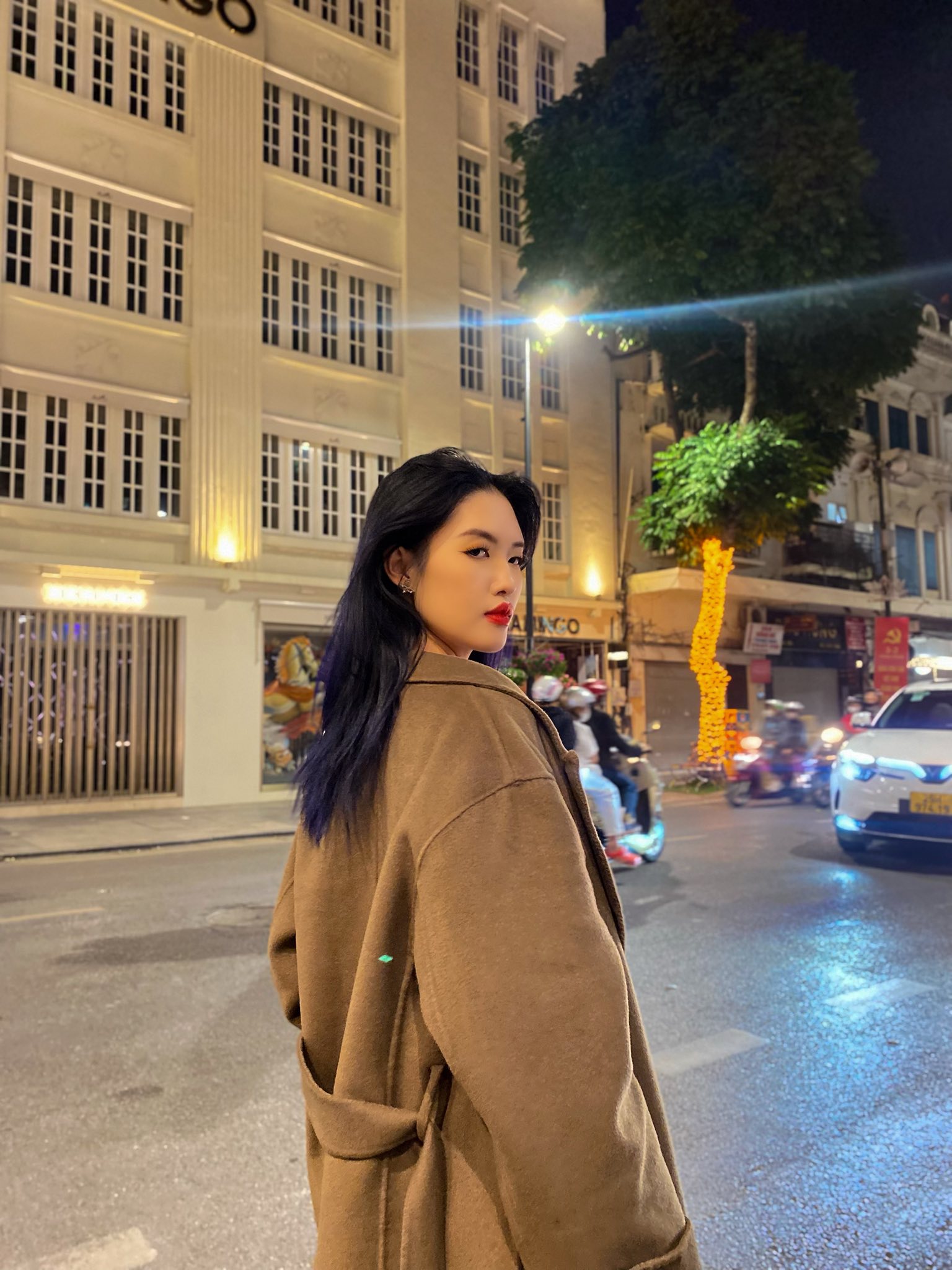 Quế Anh sở hữu nhan sắc đời thường đầy cuốn hút với những đường nét gương mặt thanh tú và sắc sảo. Phong cách thời trang của cô toát lên vẻ thanh lịch và hiện đại, lối trang điểm tự nhiên cùng mái tóc đen mượt mà được buông xõa tự nhiên kết hợp cùng thần thái tự tin, quyến rũ giúp cô dễ dàng thu hút mọi ánh nhìn