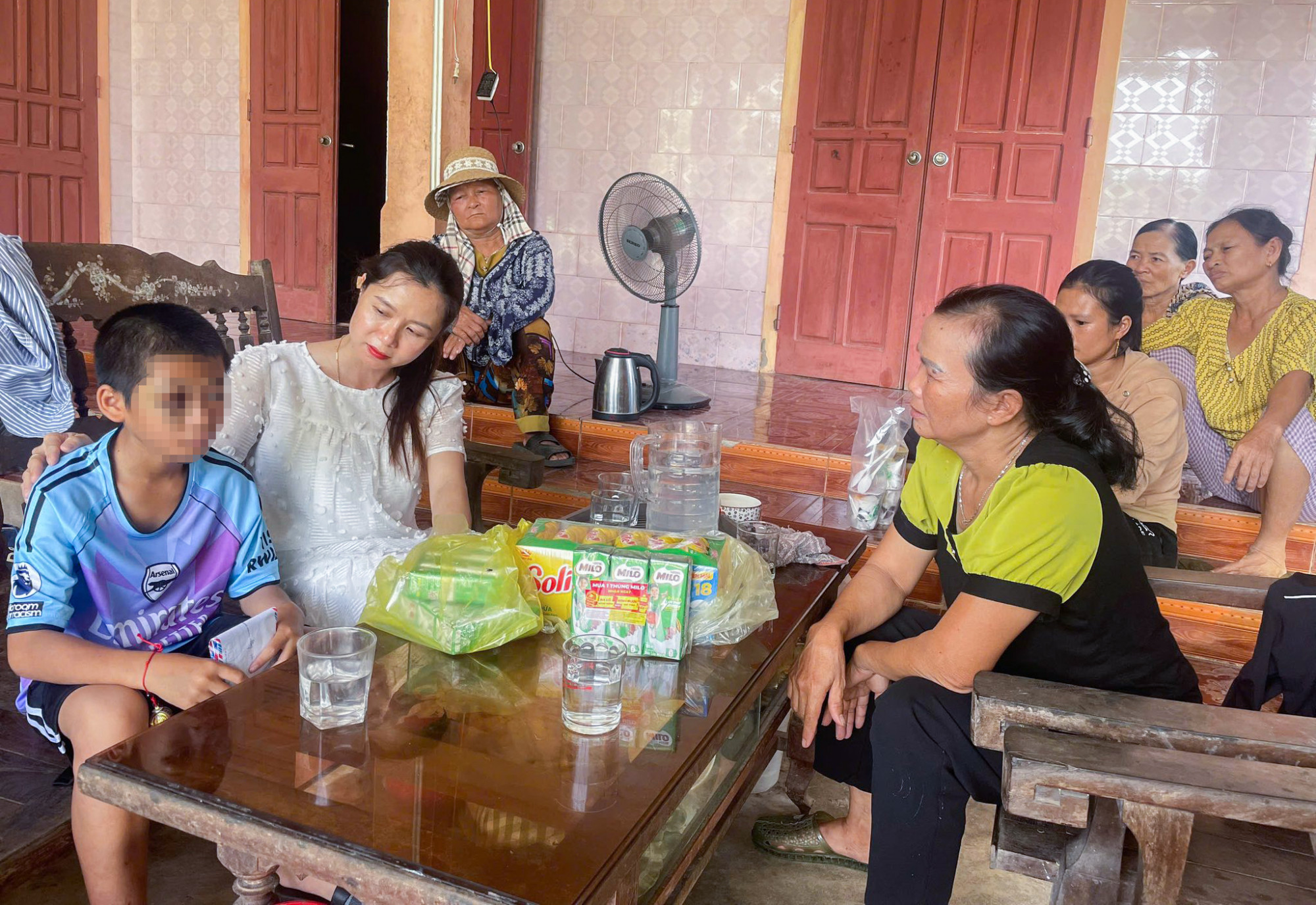 Các cơ quan, đoàn thể cùng người dân địa phương đến thăm hỏi, động viên cháu Th. - Ảnh: Khánh Trung