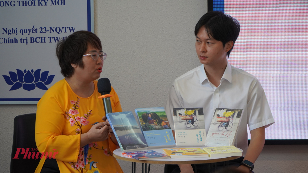 Bà Nguyễn Lệ Chi cùng đại diện Nhà xuất bản Khoa học Kỹ thuật Quảng Tây giải đáp các câu hỏi liên quan đến việc đưa bản quyền sách Việt Nam ra nước ngoài.