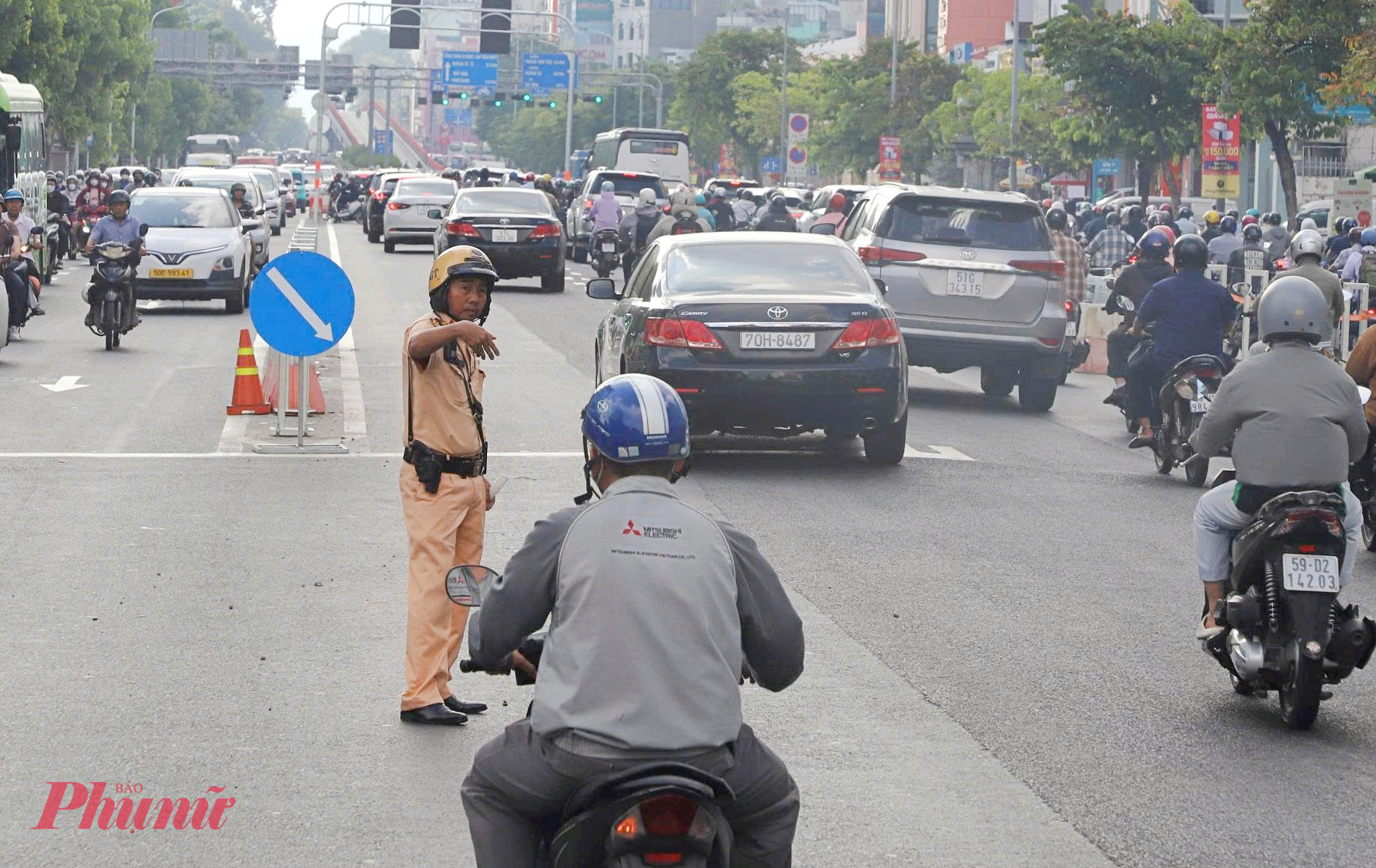 Vào các khung giờ cao điểm sáng hoặc chiều, lực lượng chức năng sẽ điều chỉnh hướng lưu thông của hai làn giữa nhằm tăng năng lực thoát xe theo chiều có mật độ phương tiện lớn hơn.