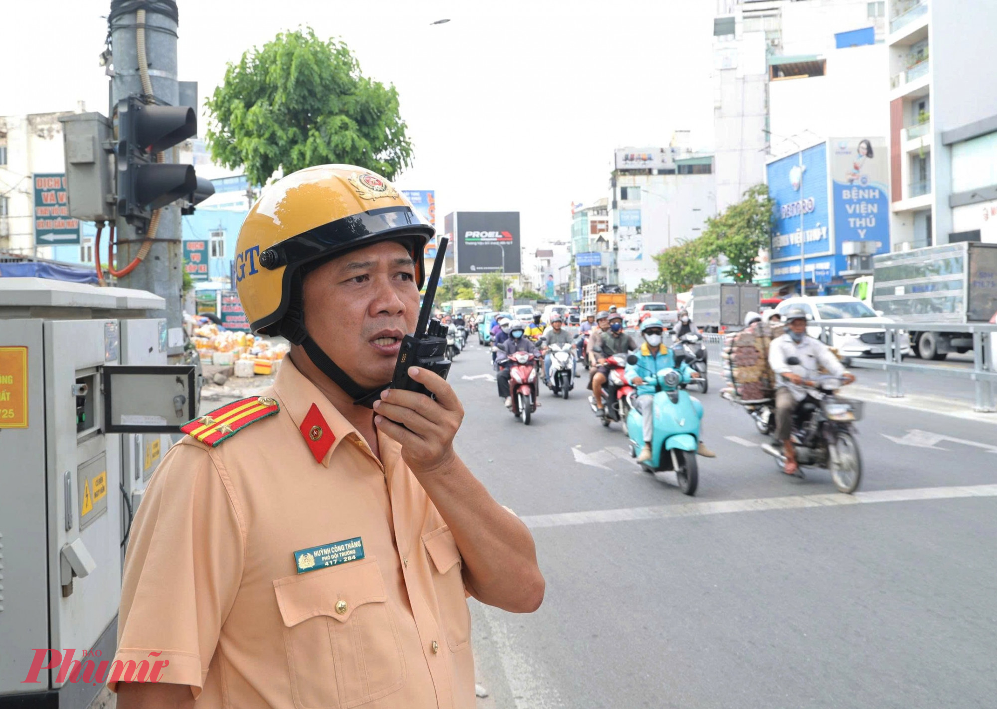 Trước tình hình này, Đội Cảnh sát giao thông (CSGT) Tân Sơn Nhất thuộc Phòng CSGT - Công an TPHCM đã xây dựng kế hoạch phân luồng từ xa nhằm giảm áp lực giao thông tại khu vực cửa ngõ sân bay Tân Sơn Nhất, đồng thời hướng dẫn người dân lựa chọn lộ trình thay thế để hạn chế ùn tắc trên trục Cộng Hòa.