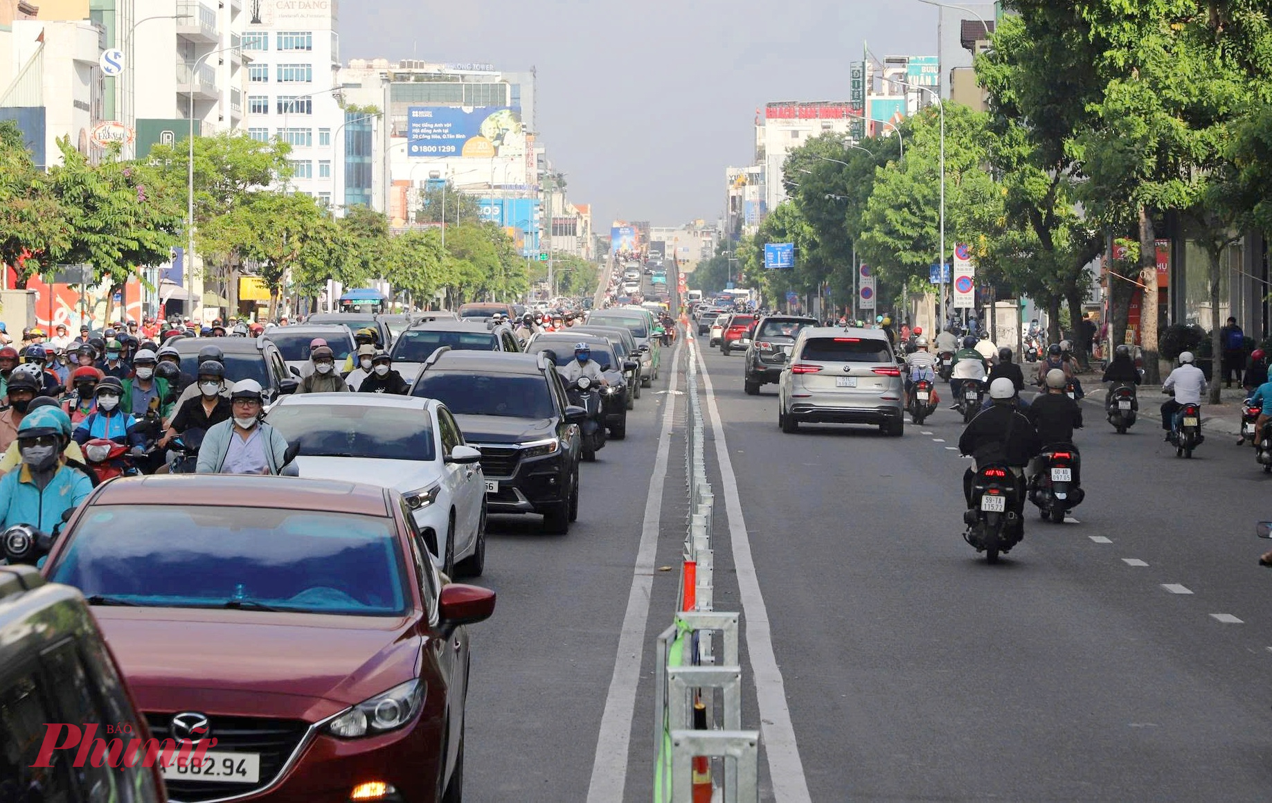 Theo đánh giá của ngành chức năng, việc tổ chức làn đảo chiều là giải pháp cấp bách trong bối cảnh lưu lượng phương tiện qua khu vực sân bay tăng cao, đặc biệt sau khi nhà ga T3 sân bay Tân Sơn Nhất đưa vào khai thác.