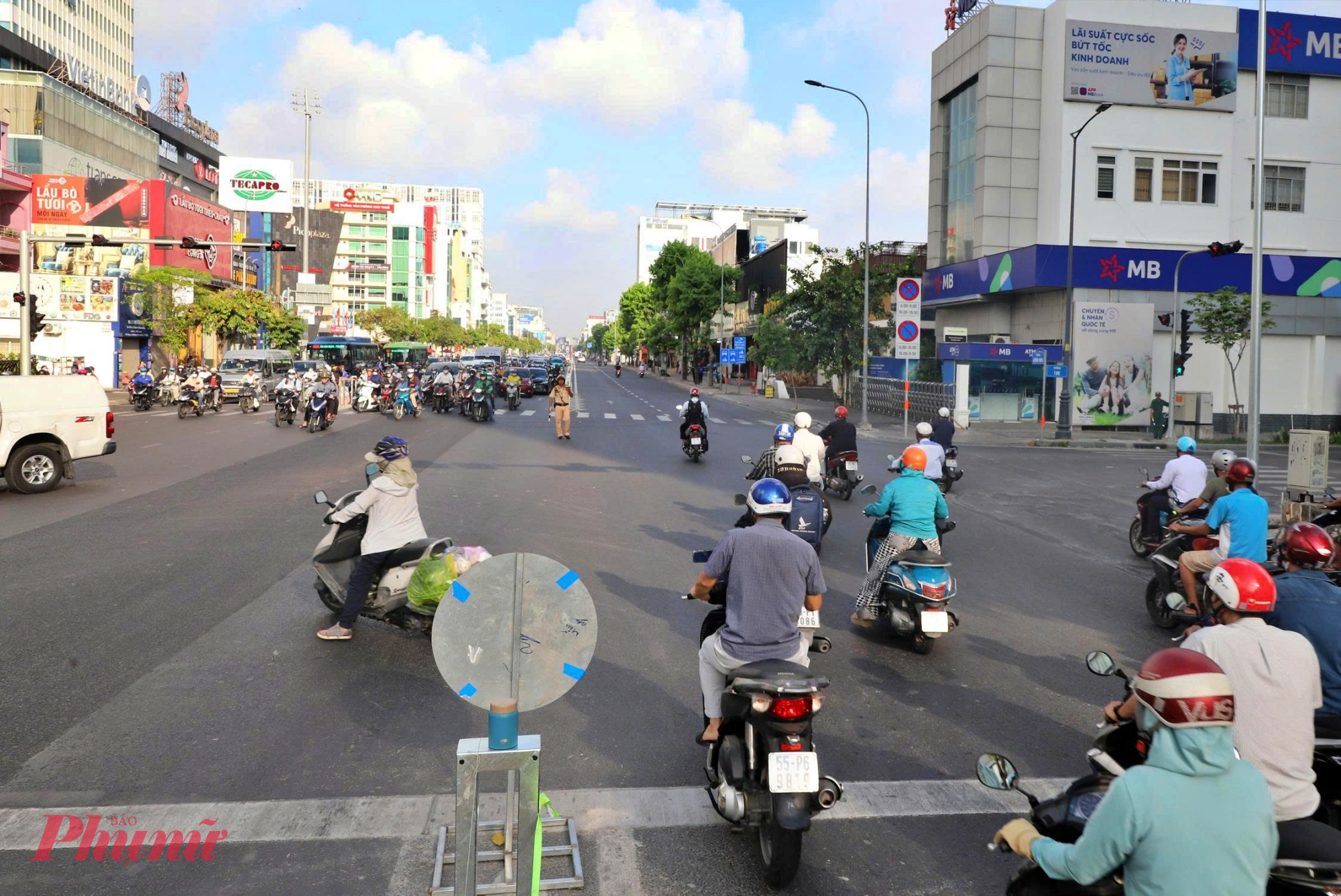CSGT phân luồng linh hoạt tại các giao lộ để hạn chế tinh trạng ùn tắc kéo dài.