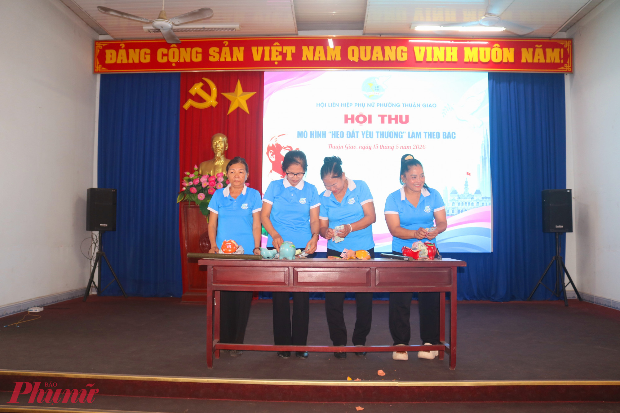 Đại diện các chi hội tiến hành khui heo đất - Ảnh: Thảo Nguyên