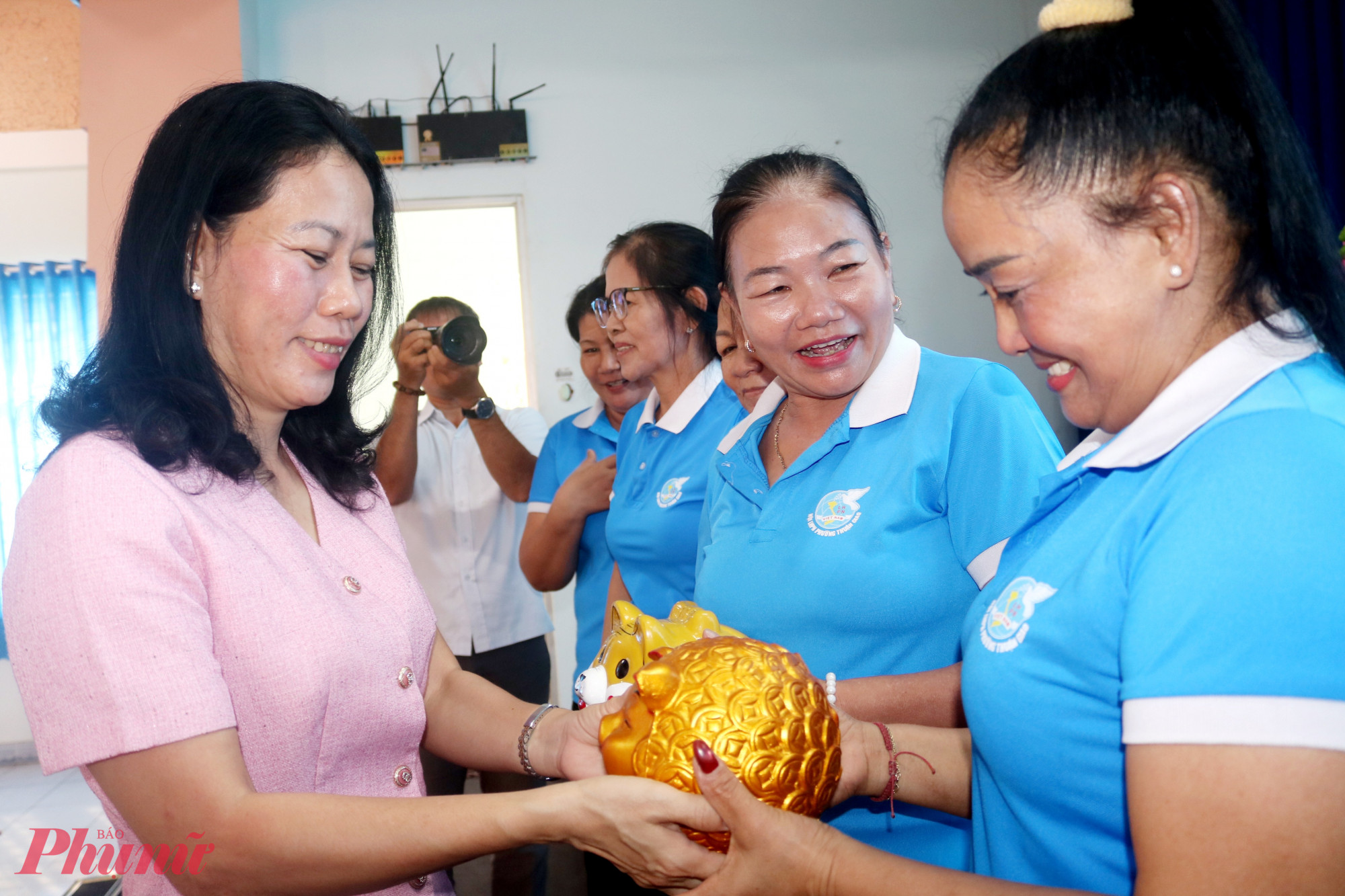 Bà Nguyễn Thị Kim Phượng – Phó bí thư thường trực Đảng ủy phường Thuận Giao – trao những chú heo đất mới đến đại diện các chi hội phụ nữ trên địa bàn phường - Ảnh: Thảo Nguyên