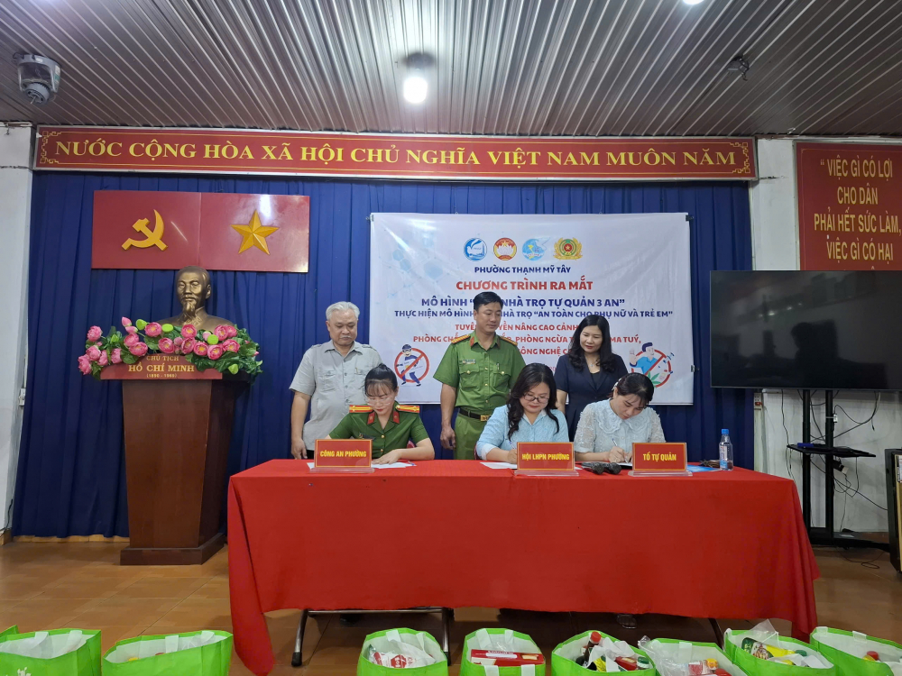 Hội LHPN phường, Công an phường và đại diện Tổ tự quản đã ký kết chương trình phối hợp thực hiện mô hình “Khu nhà trọ tự quản 3 An”