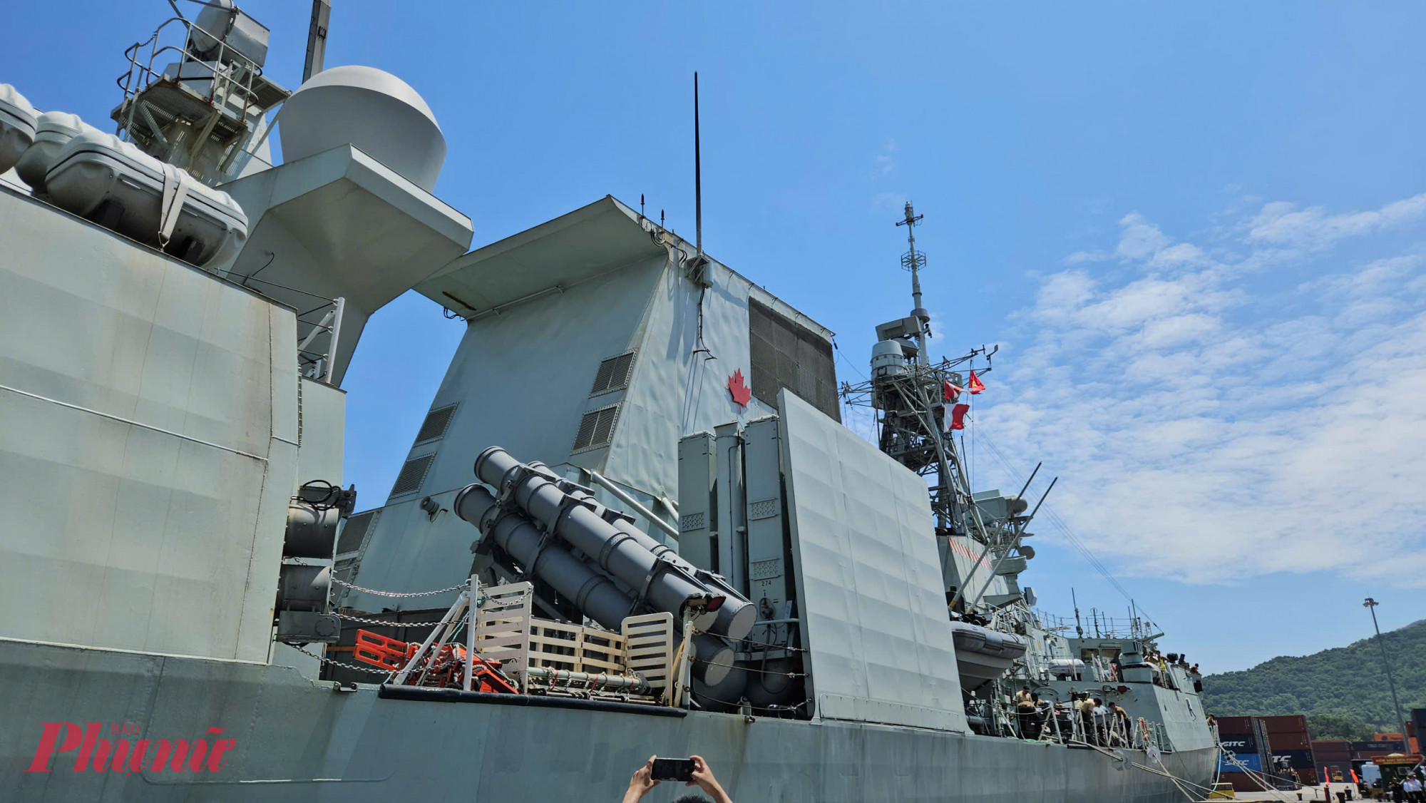 Tàu HMCS Charlottetown cập cảng Tiên Sa