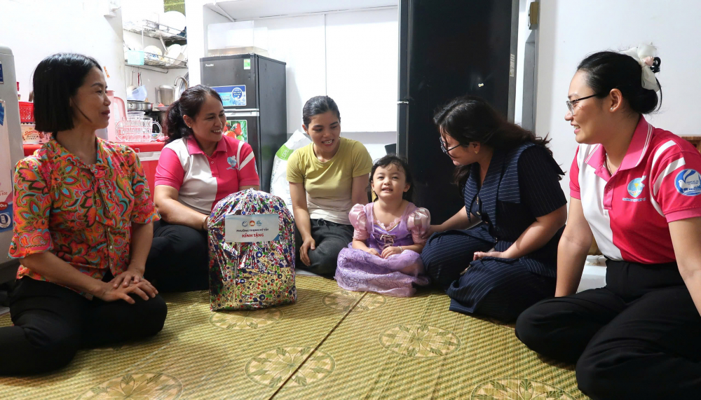Hội LHPN phường Thạnh Mỹ Tây đến thăm một gia đình hội viên đang ở trọ tại khu vực thuộc mô hình “Khu nhà trọ an toàn cho phụ nữ và trẻ em”.