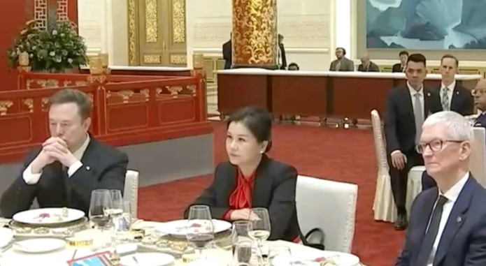 Hình ảnh nữ doanh nhân Trung Quốc ngồi giữa Tim Cook và Elon Musk tại quốc yến không chỉ gây chú ý vì vị trí đặc biệt, mà còn tượng trưng cho hành trình vươn lên mạnh mẽ của một người phụ nữ từng bắt đầu từ dây chuyền sản xuất trong nhà máy nhỏ ở Thâm Quyến.