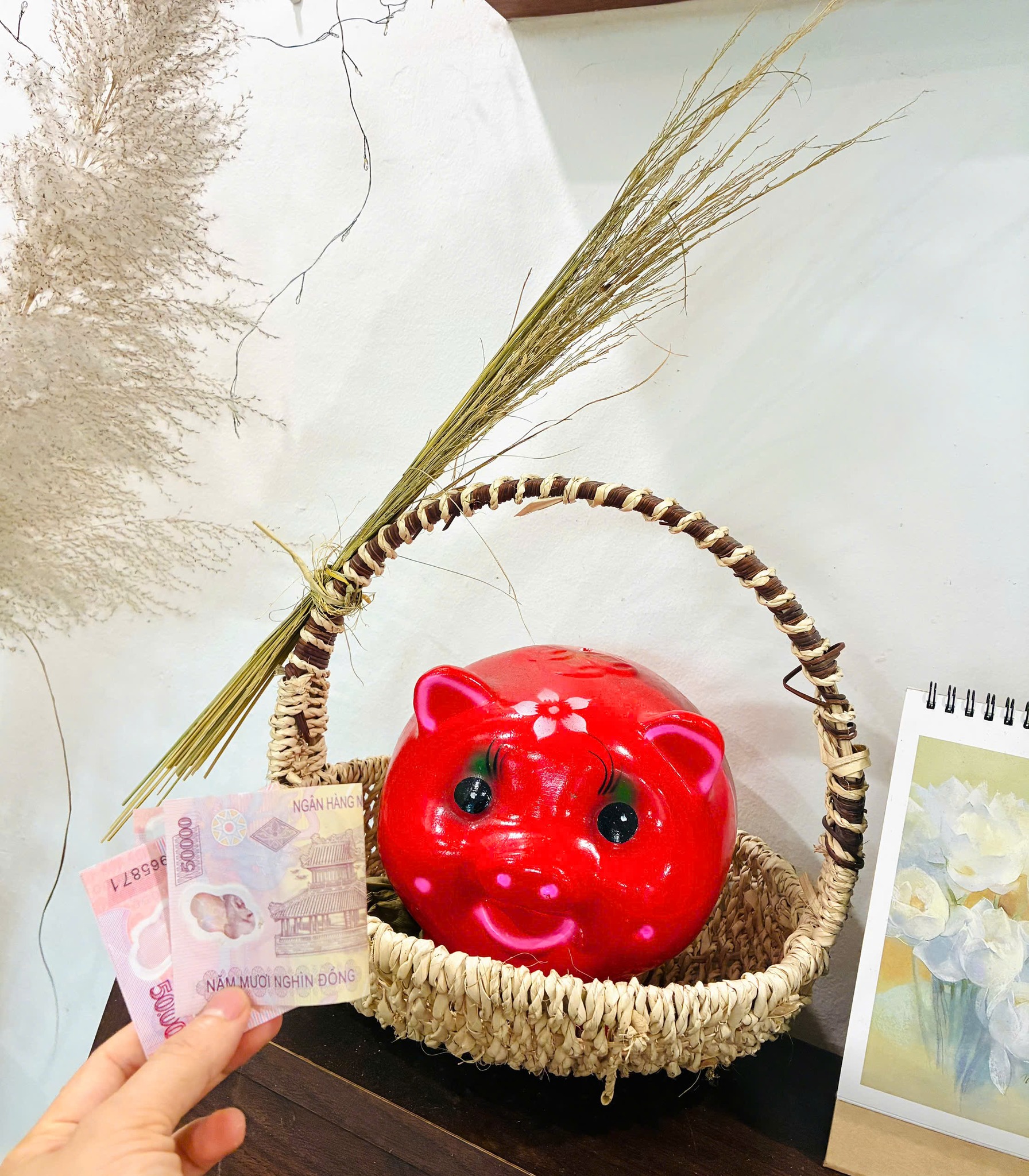Sáng đi đổ xăng có tờ 50 ngàn, tôi mang về bỏ vào heo đỏ của mình (Ảnh tác giả cung cấp)
