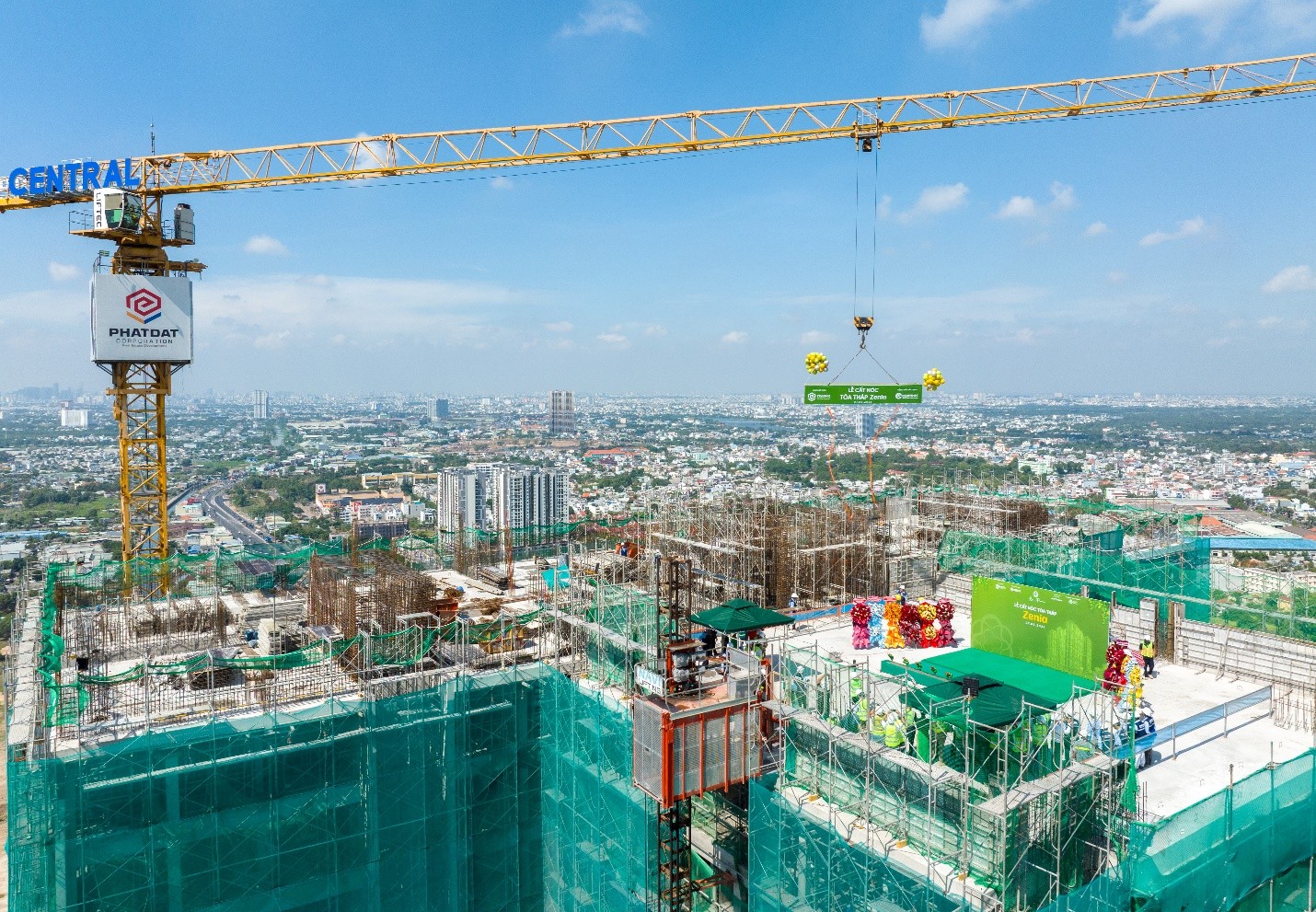 Sự kiện cất nóc tòa tháp Zenia góp phần củng cố sức hút của La Pura trên thị trường