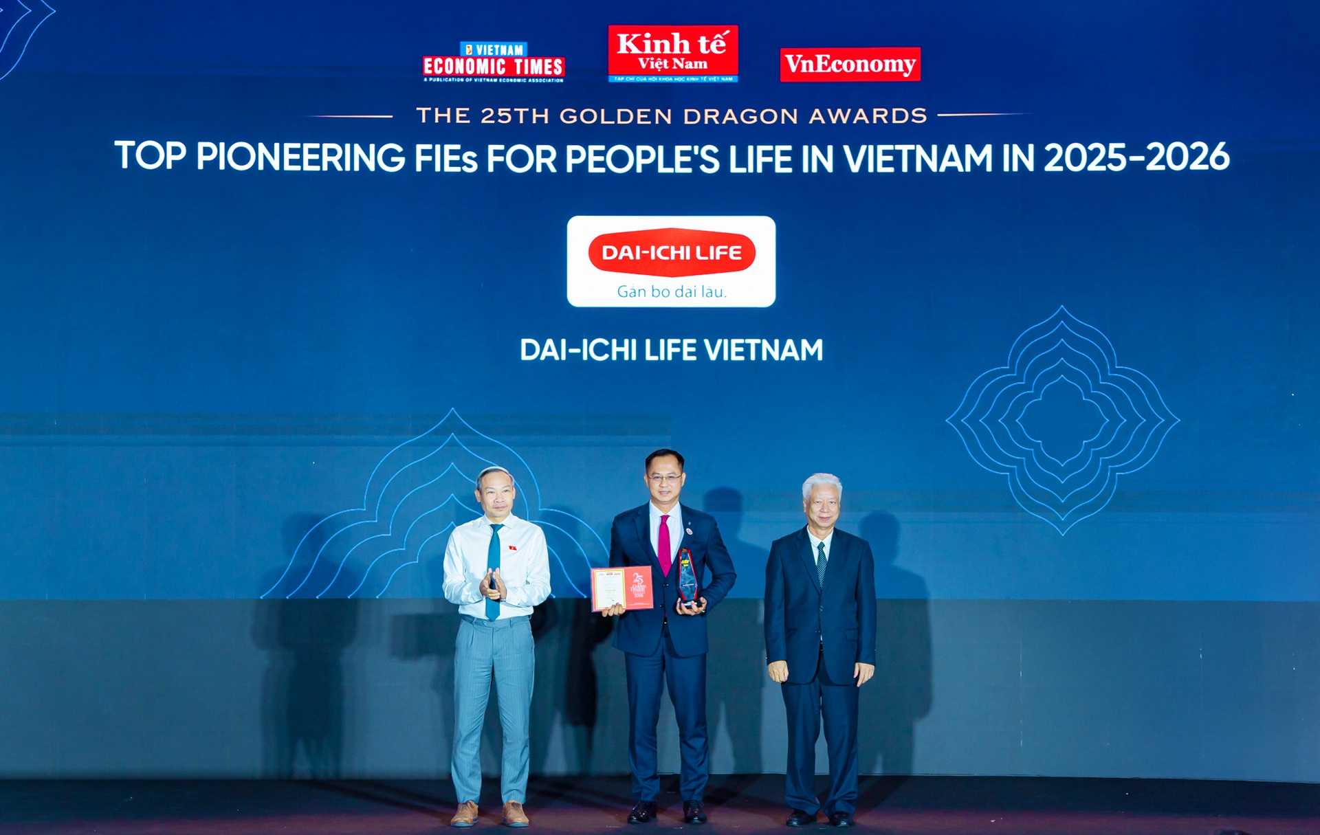 Ông Lê Tuấn Anh - Phó tổng giám đốc Kênh Phân phối Mở rộng Dai-ichi Life Việt Nam nhận giải thưởng “Doanh nghiệp xuất sắc trong đổi mới sản phẩm, dịch vụ và chuyển đổi số” tại Giải thưởng Rồng Vàng 2026 - Ảnh: Dai-ichi Life