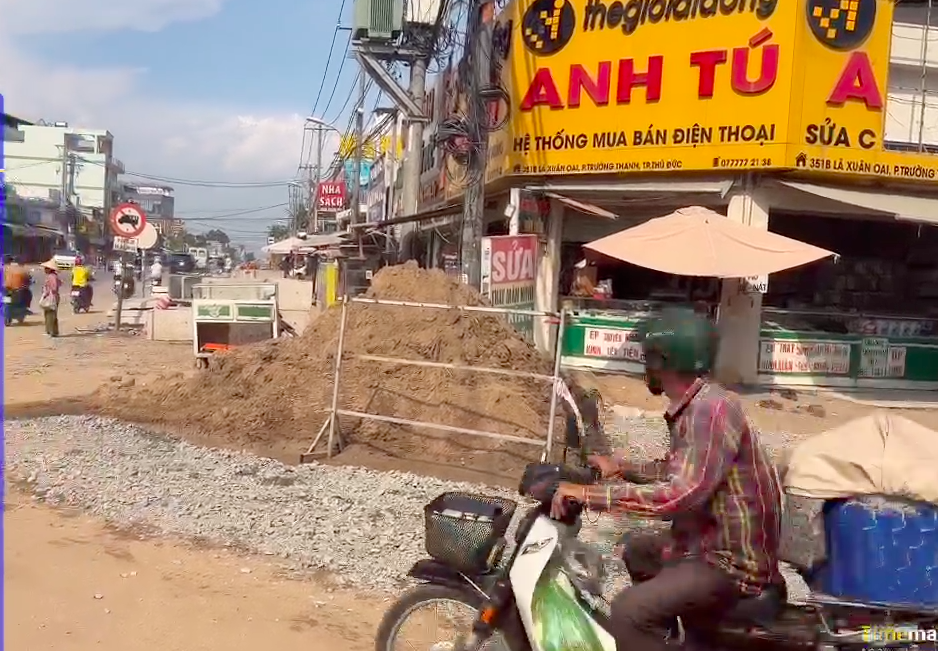 Đất đá để tràn lan gây mất an toàn giao thông. Ảnh: Minh Mẫn