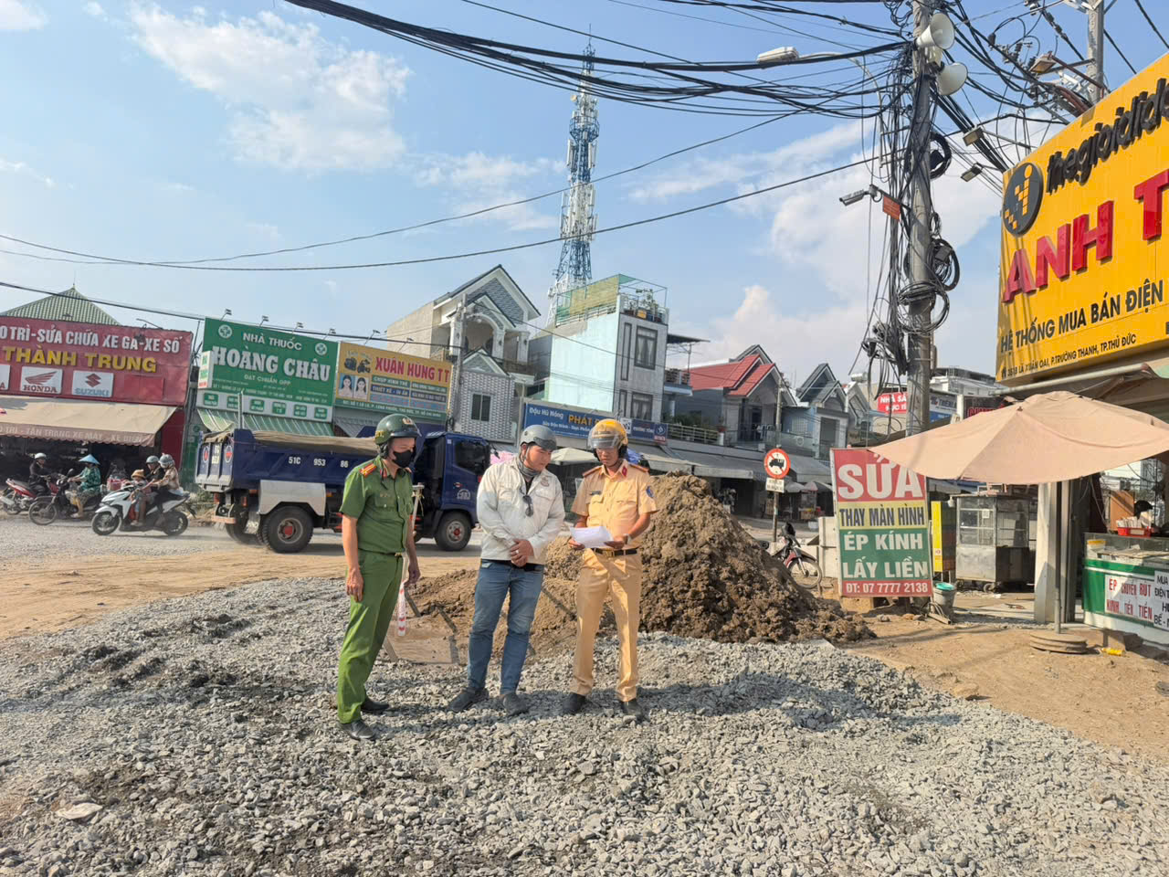 CSGT Rạch Chiếc kiểm tra, xử lý đơn vị vi phạm. Ảnh: Minh Mẫn