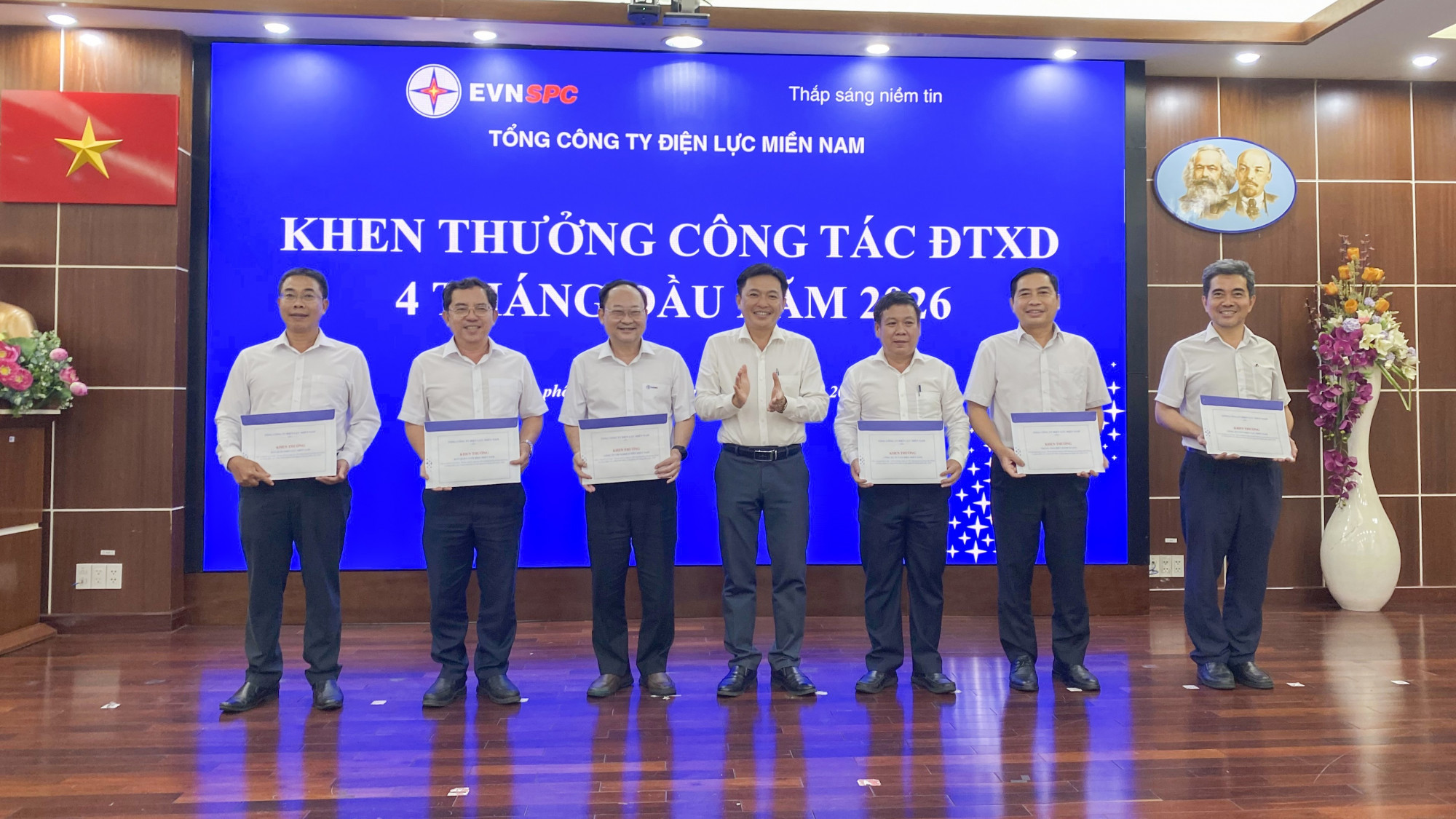 Phó Tổng giám đốc EVNSPC Đào Hòa Bình trao khen thưởng các đơn vị phụ trợ có thành tích trong công tác đầu tư xây dựng 4 tháng đầu năm 2026 - Ảnh: Đức Tuân