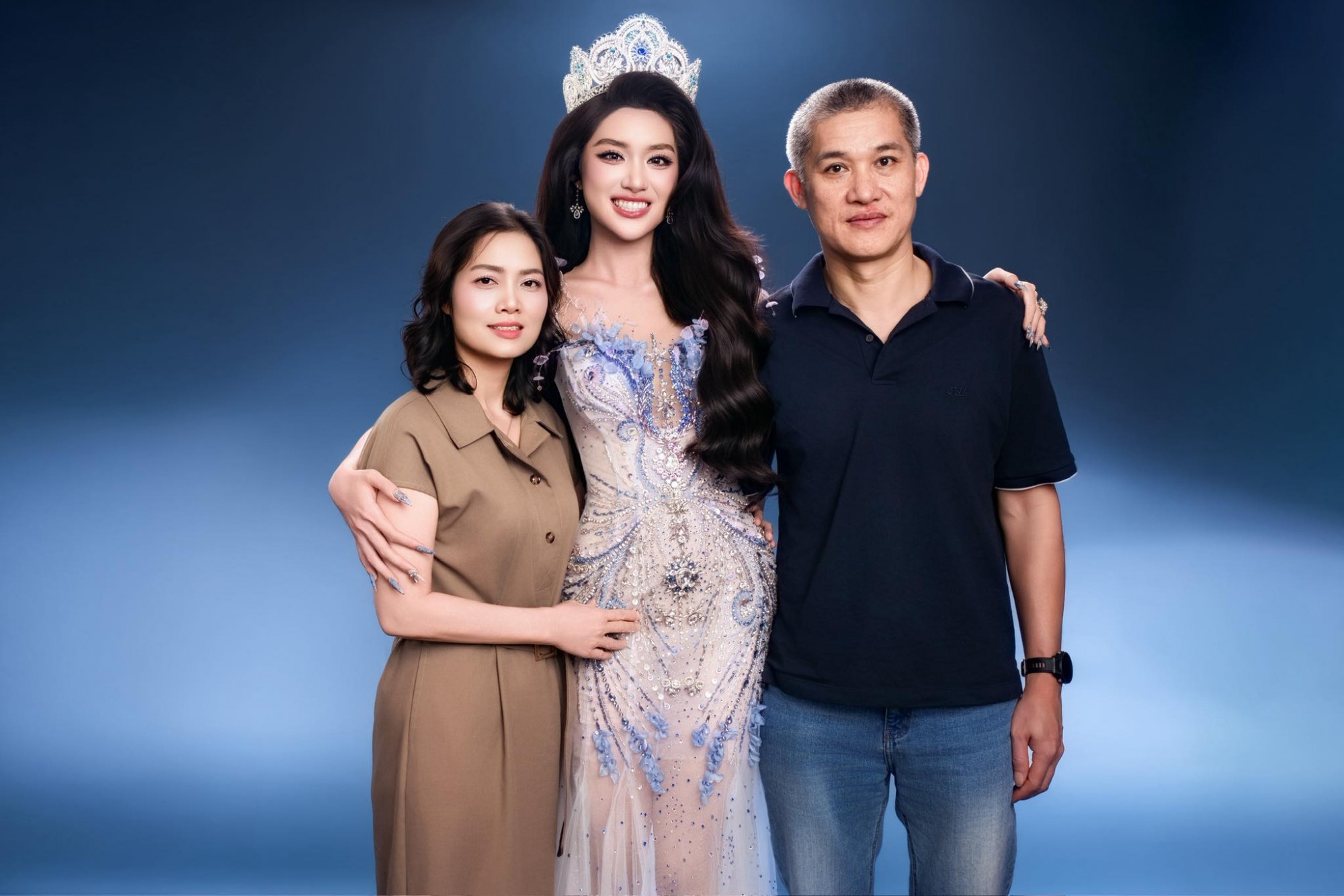 Phương Oanh chụp ảnh cùng ba mẹ sau khi đăng quang