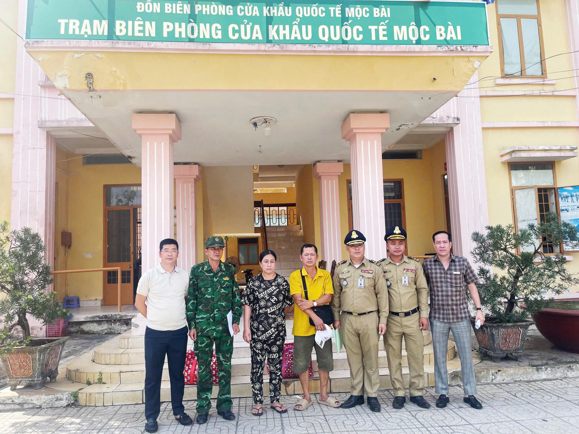 Công an TP Hà Nội phối hợp cùng nhiều lực lượng bắt giữ, di lý hai đối tượng về Việt Nam.
