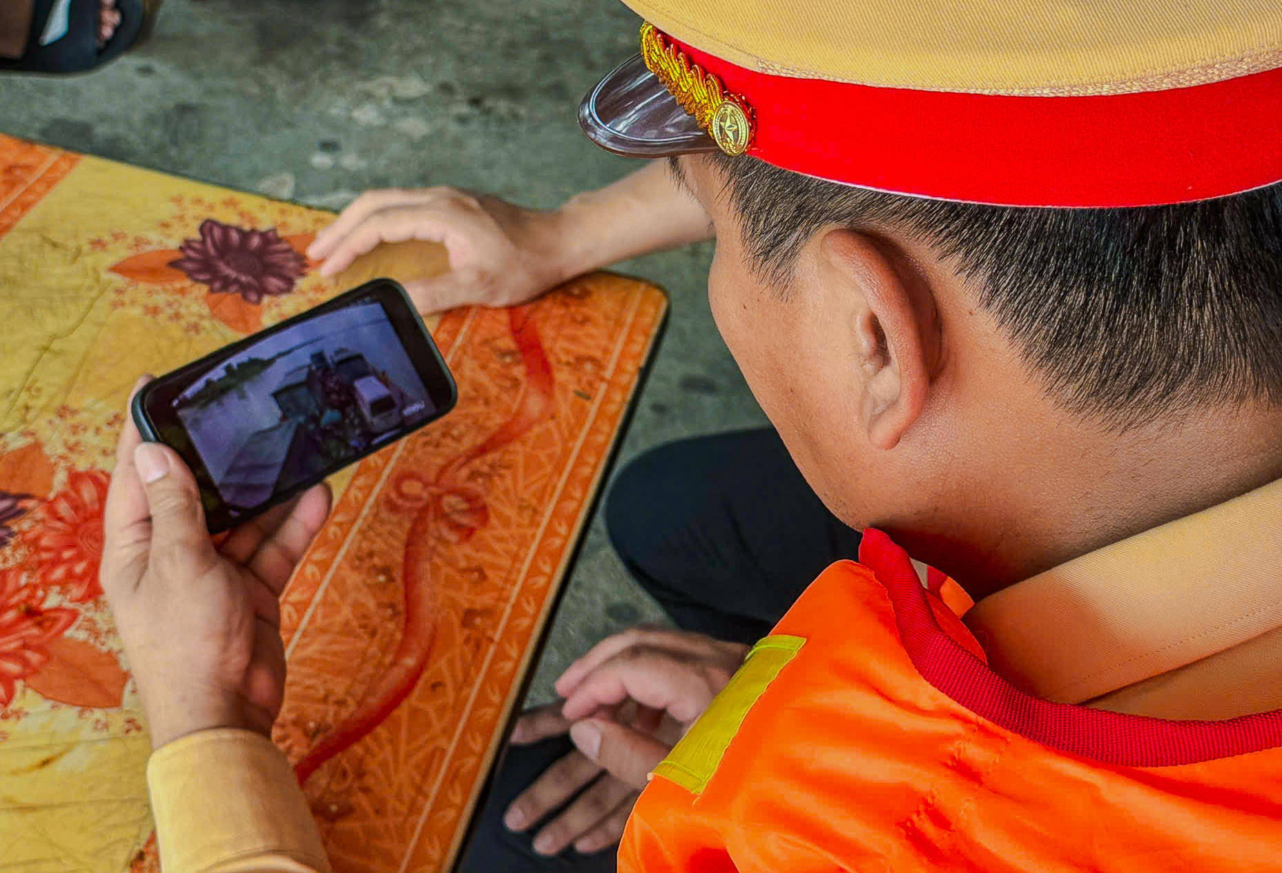 Camera theo dõi, xử lý hành khách không mặc áo phao khi tham gia giao thông đường thuỷ.