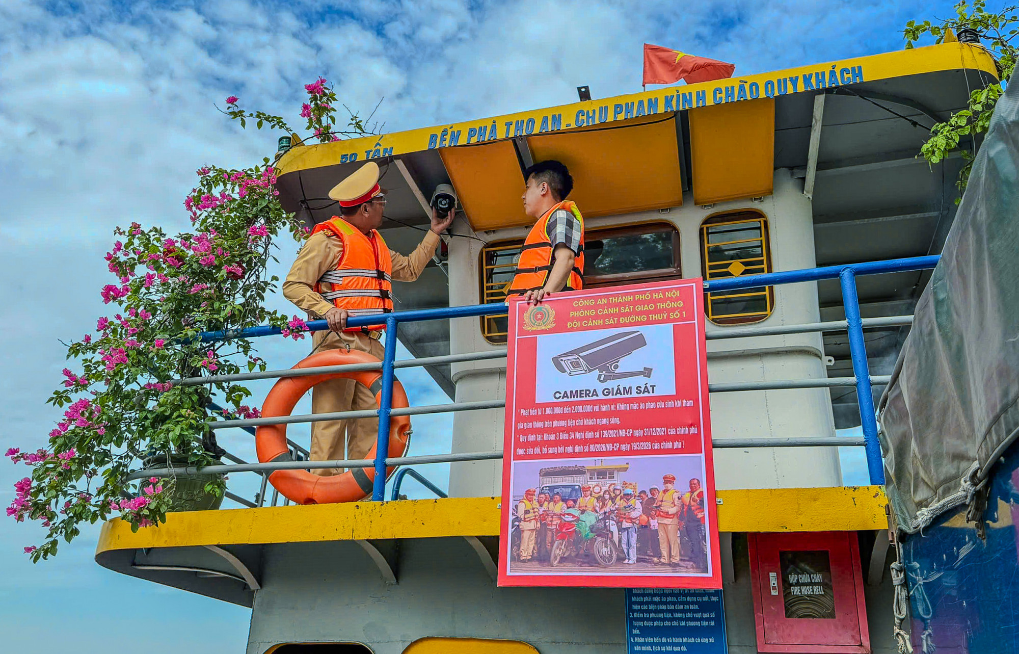 Cảnh sát lắp đặt camera giám sát, xử lý vi phạm tại các phương tiện thuỷ hoạt động trên bến khách ngang sông.