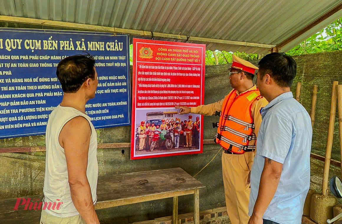 Tại các bến đò, cảnh sát đã lắp pano cảnh báo mức phạt để hành khách theo dõi, chấp hành nghiêm quy định khi tham gia giao thông đường thuỷ.