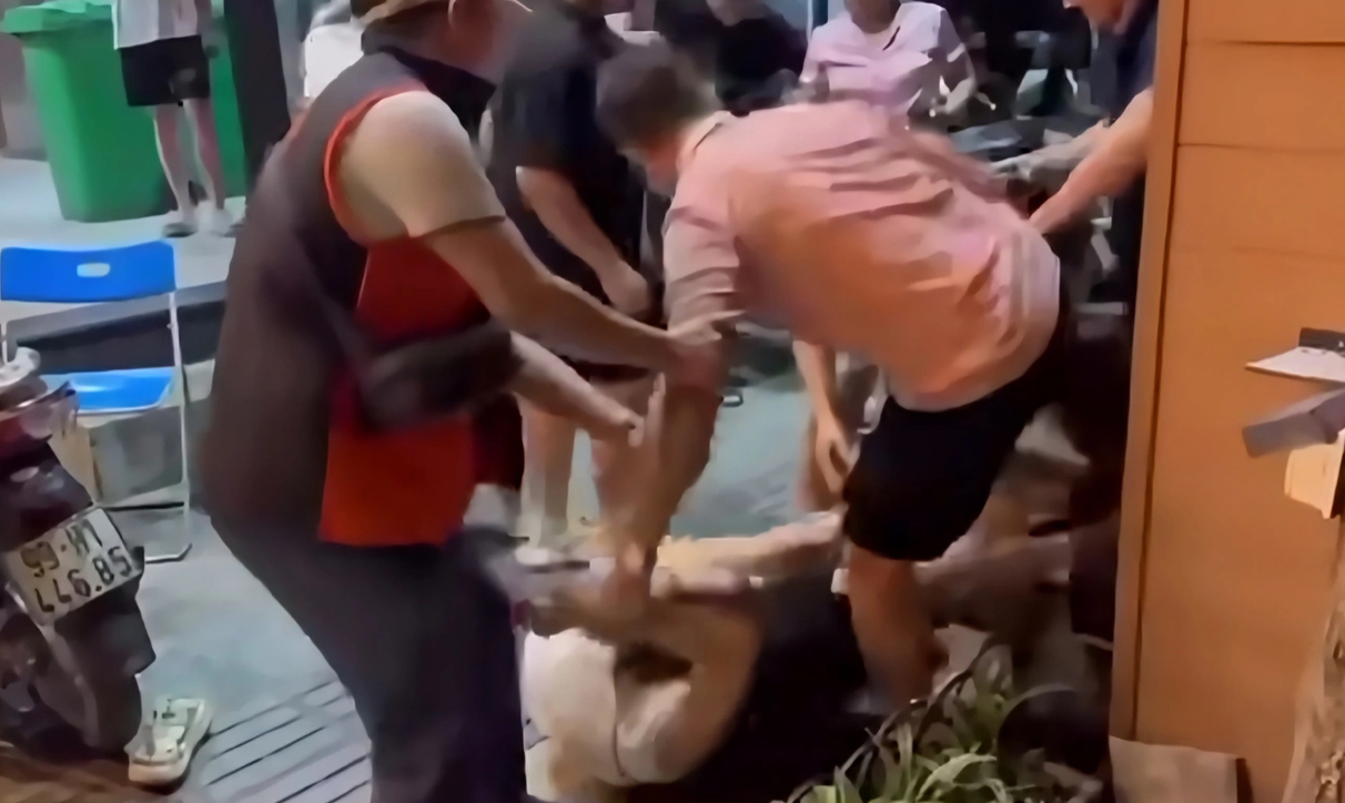 Người đàn ông chửi mắng đánh cô gái. Ảnh: cắt từ clip