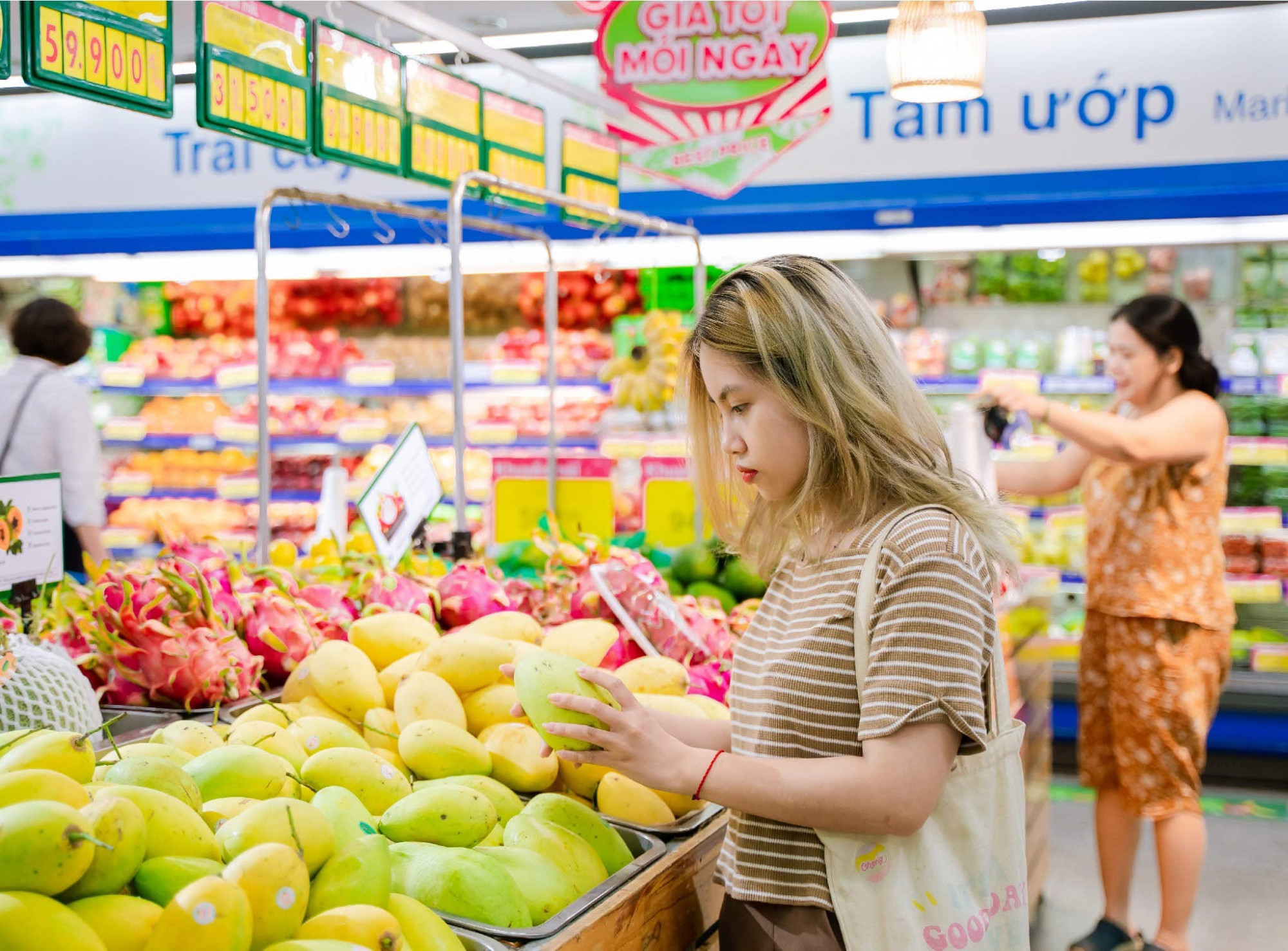 Saigon Co.op tăng cường trái cây nhập khẩu và nội địa đồng loạt giảm giá, phục vụ nhu cầu giải nhiệt mùa hè.