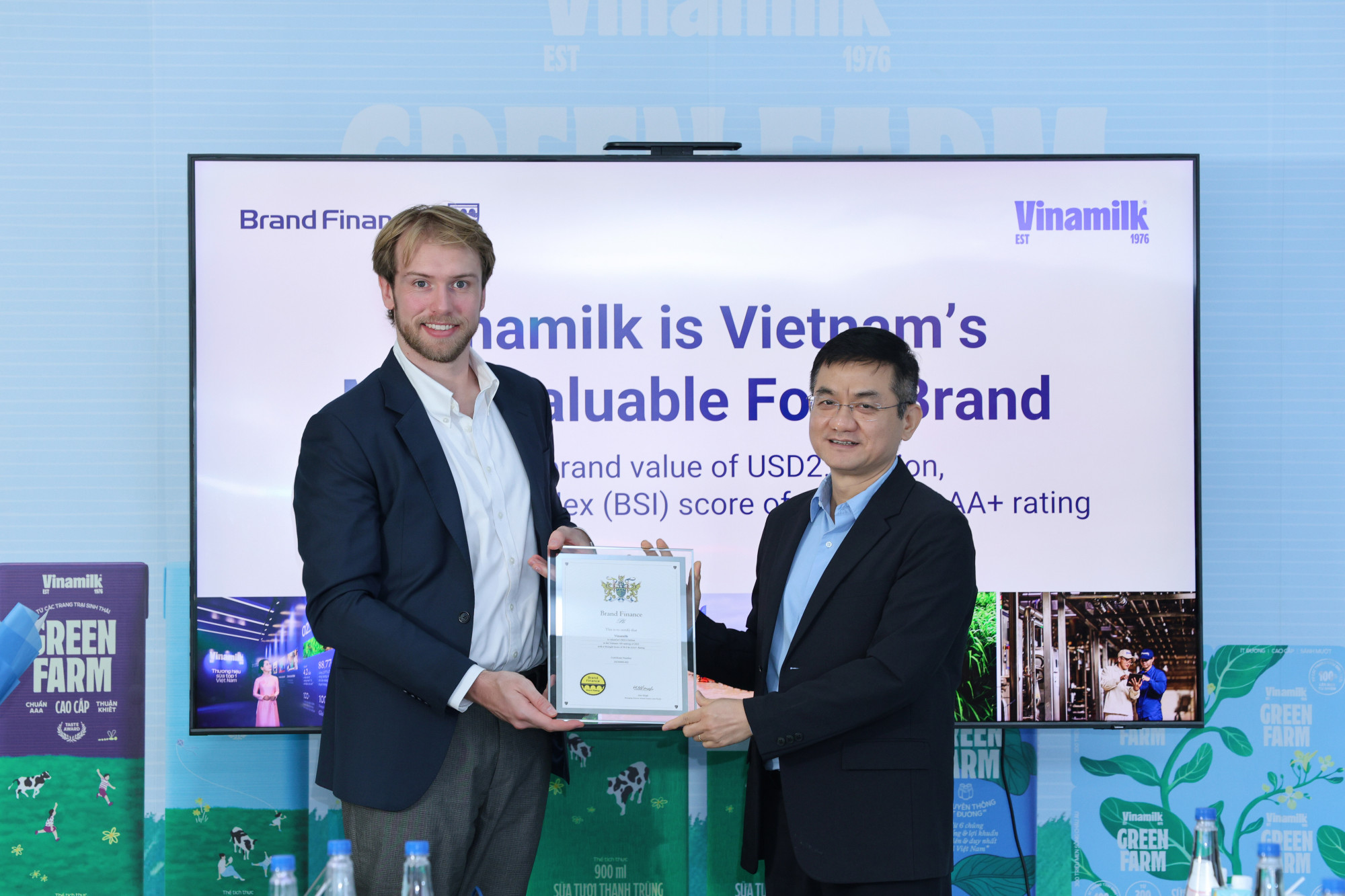Ông Nguyễn Quang Trí - Giám đốc Điều hành Marketing Vinamilk - nhận chứng nhận Top 100 thương hiệu giá trị nhất Việt Nam từ đại diện Brand Finance - Ảnh: Vi Nam