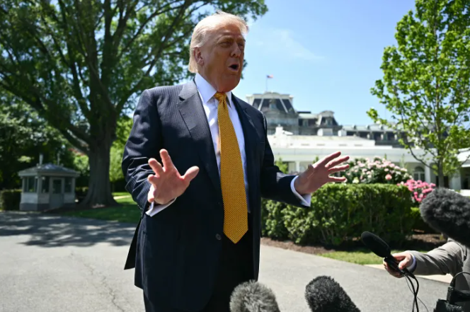 Tổng thống Mỹ Donald Trump cho biết sự kiên nhẫn của ông với Iran đã cạn kiệt sau khi ông thảo luận về cuộc chiến tốn kém và không được lòng dân với Chủ tịch Trung Quốc Tập Cận Bình hôm thứ Năm và một con tàu được báo cáo đã bị các nhân viên Iran bắt giữ ngoài khơi Các Tiểu vương quốc Ả Rập Thống nhất.
