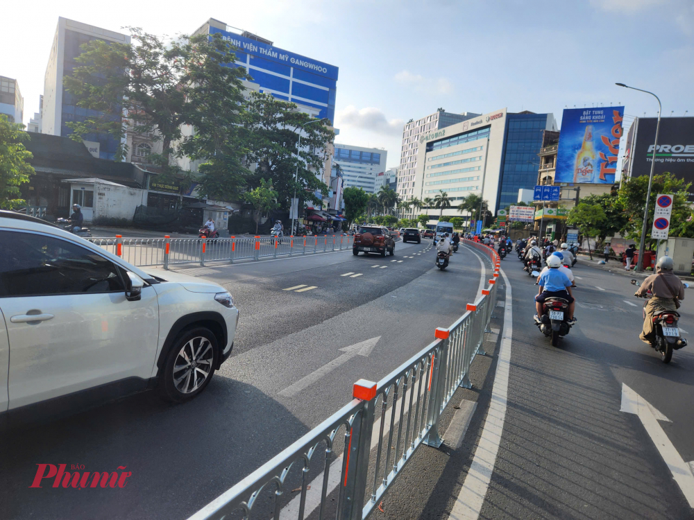 Ô tô di chuyển thông thoáng tại làn giữa đảo chiều linh hoạt