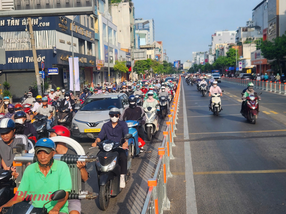 Dòng xe ùn ứ trên 2 làn sát vỉa hè tại một số giao lộ.