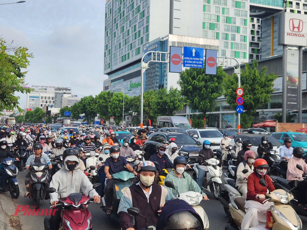 Khoảng 7g30 - 8g, phương tiện đổ dồn về đường Cộng Hòa đông đúc hơn.