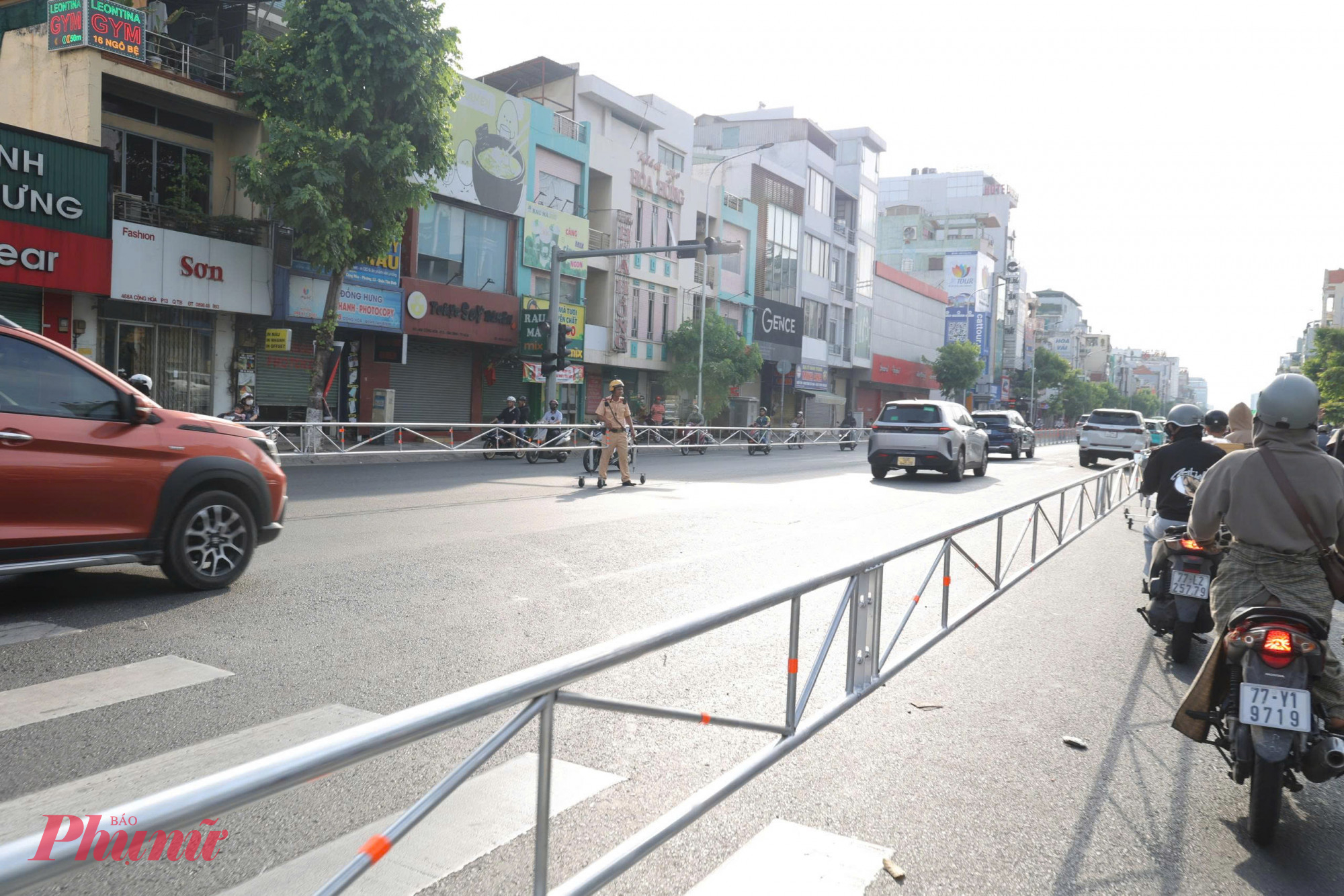 Barie di động được lắp đặt để phân làn linh hoạt tại các điểm giao cắt trên đường Cộng Hòa