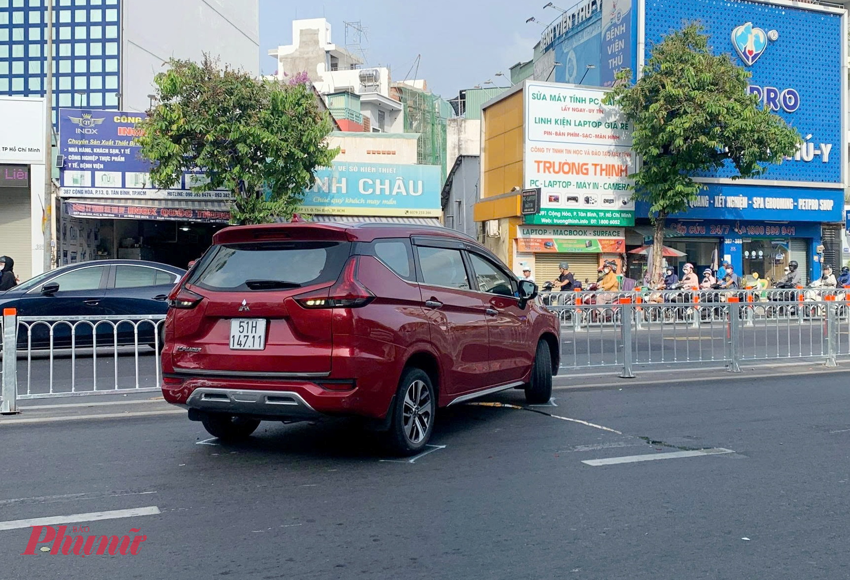 Một ô tô tông vào dải phân cách do chưa quen làn đường.