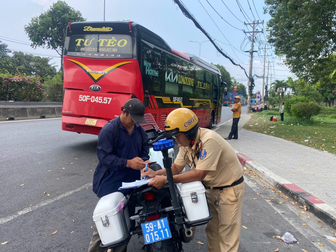 Đội CSGT Rạch Chiếc xử lý xe khách vi phạm. Ảnh: Minh Mẫn