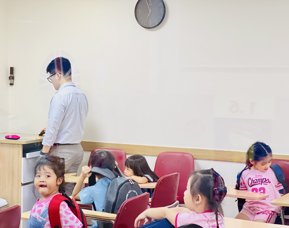 Nhiều bật phụ huynh 'đau đầu' vì lựa chọn môi trường học tập cho con trong thời bão giá. Ảnh minh hoạ: Q.T