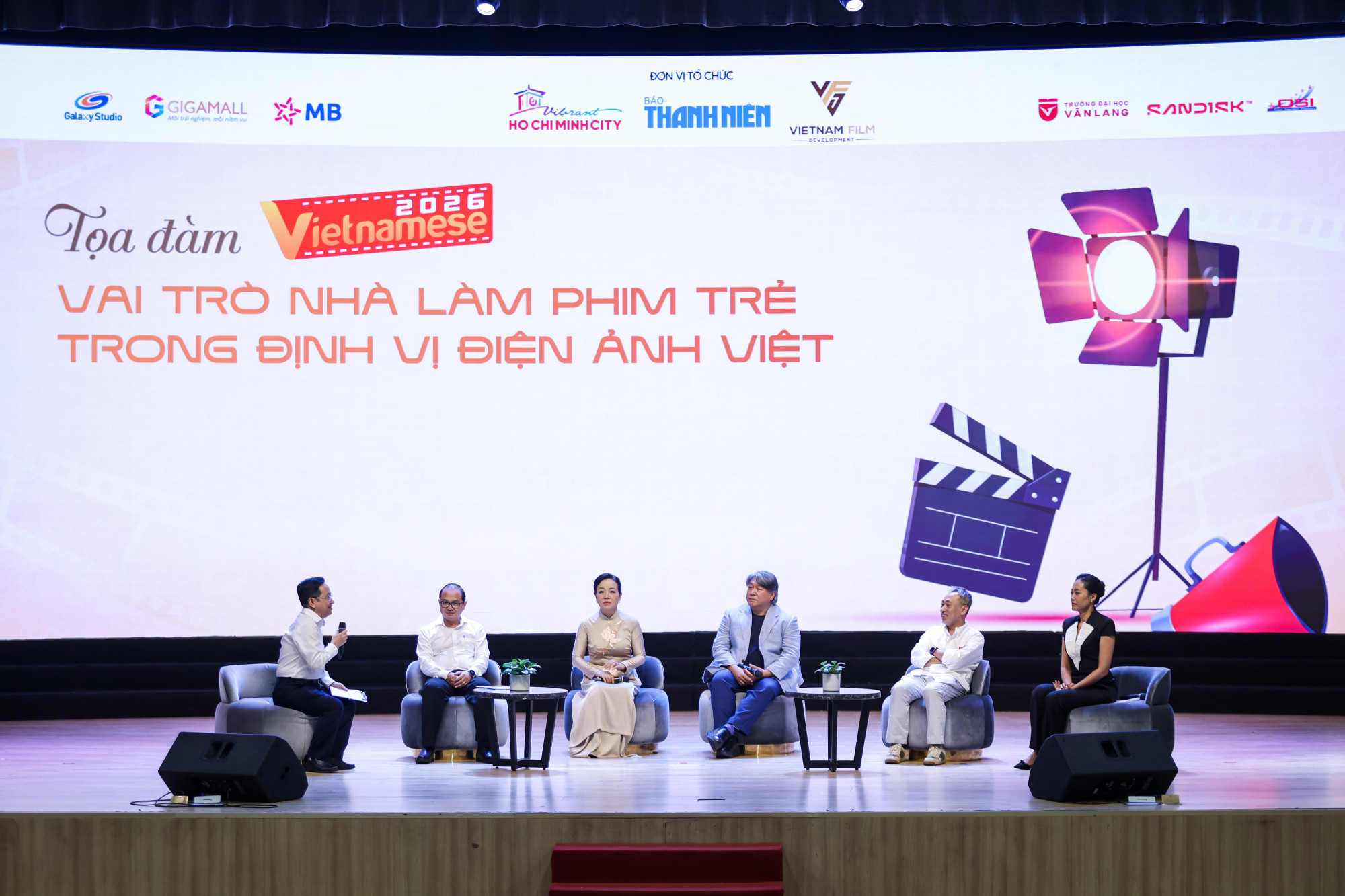 Toạ đàm với sự tham gia của với sự tham gia của TS. Ngô Phương Lan - Chủ tịch Hiệp hội xúc tiến phát triển điện ảnh Việt Nam, nguyên Cục trưởng Cục Điện ảnh Việt Nam, đạo diễn Hàm Trần, diễn viên - đạo diễn Hồng Ánh, đạo diễn Nguyễn Quang Dũng cùng Phó giám đốc Sở VH-TT TP.HCM Lê Văn Thái.