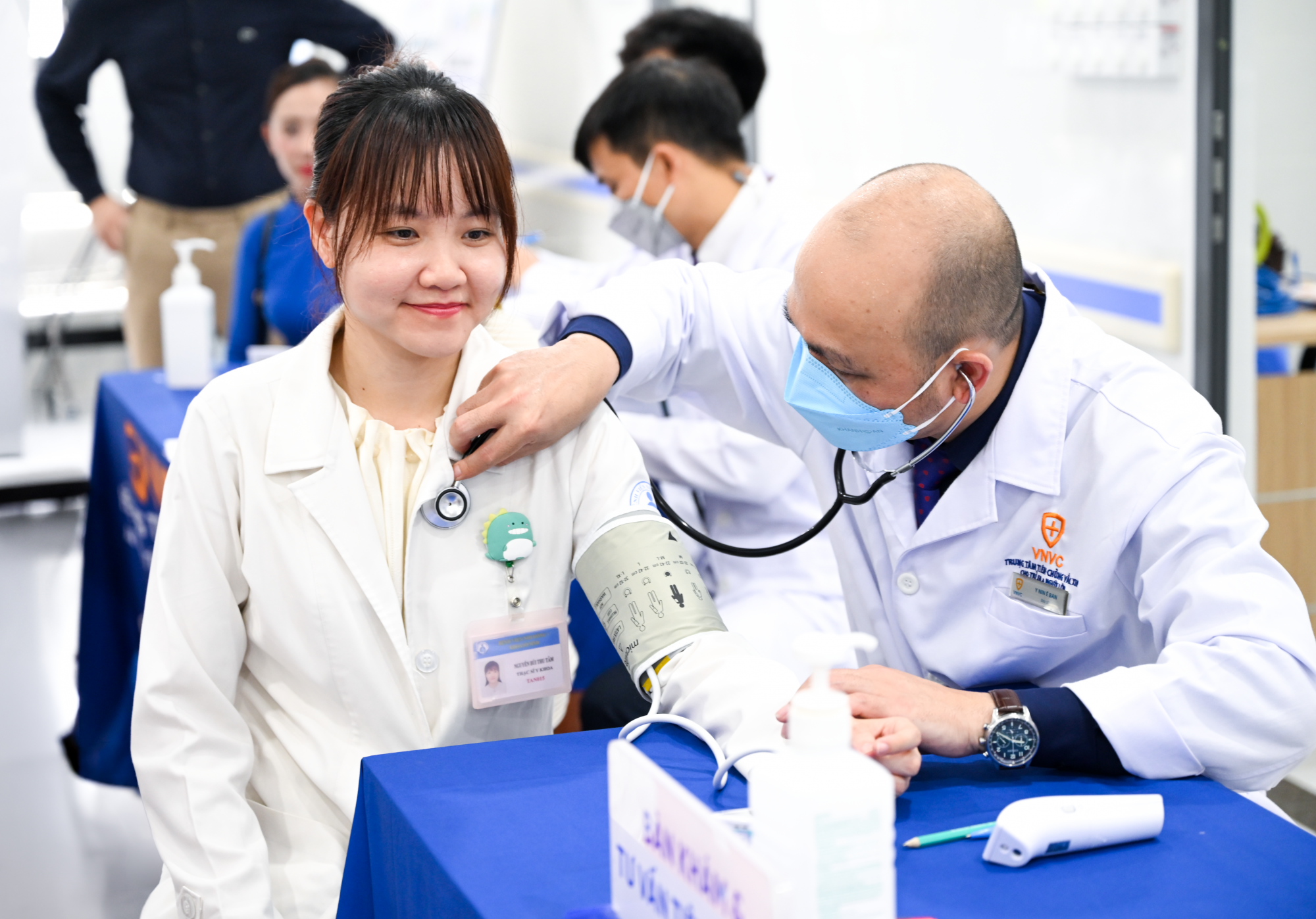Nguyễn Bùi Thu Tâm, công tác tại Khoa Nhi, Bệnh viện Nhi đồng 1 (TP.HCM), luân phiên thực hiện nhiệm vụ tại Côn Đảo, tiêm vắc xin cúm miễn phí do VNVC tổ chức, sáng 16/5. Ảnh: Minh Trung