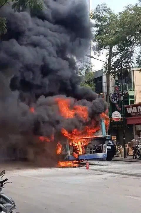 Chiếc xe buýt bốc cháy ngùn ngụt trên phố tại Hà Nội. Ảnh: P.A